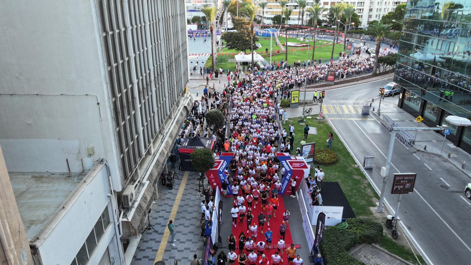 Uluslararası 9 Eylül İzmir Yarı Maratonu renkli görüntülere sahne oldu