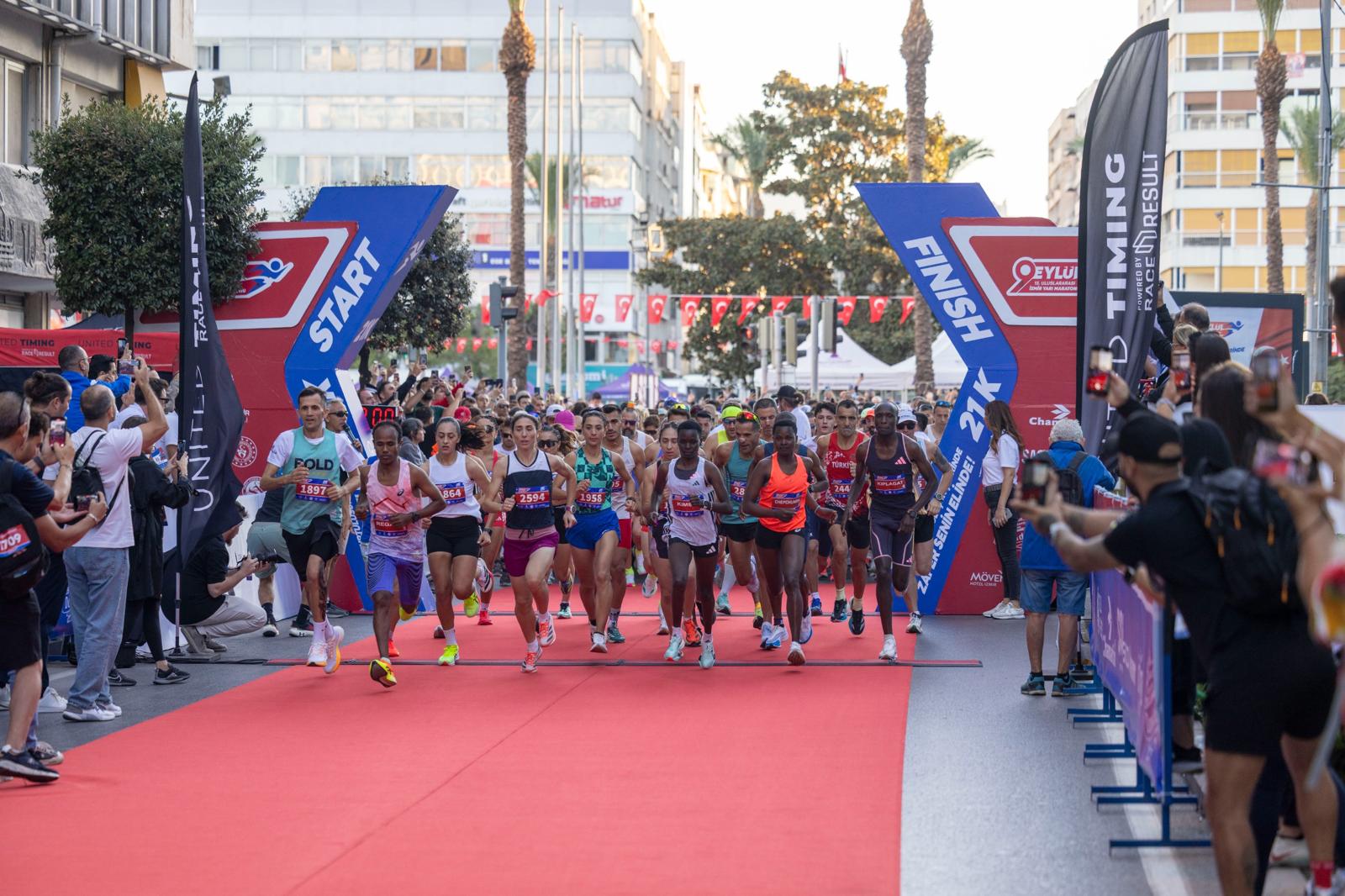 Uluslararası 9 Eylül İzmir Yarı Maratonu renkli görüntülere sahne oldu