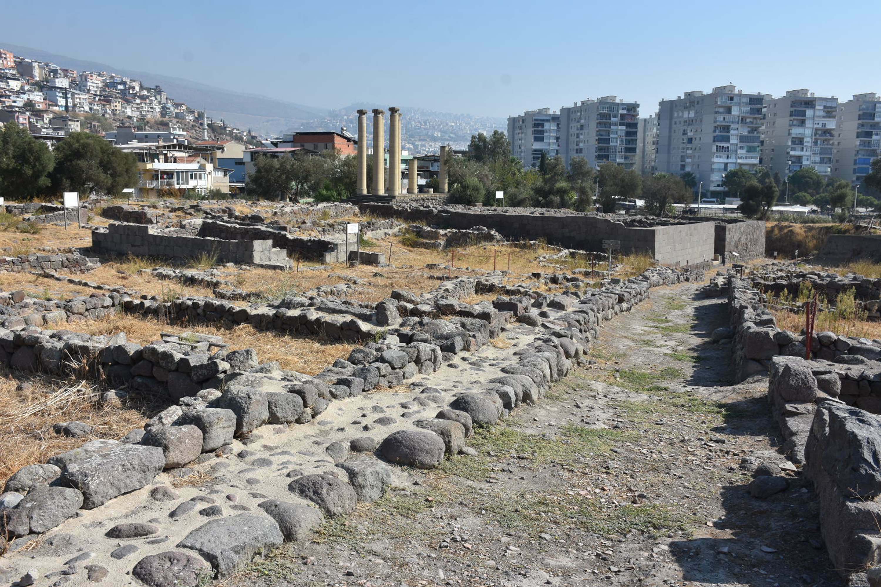Smyrna Höyüğü'nde 5 bin yıl önceki ticari ilişkiyi gösteren seramikler bulundu
