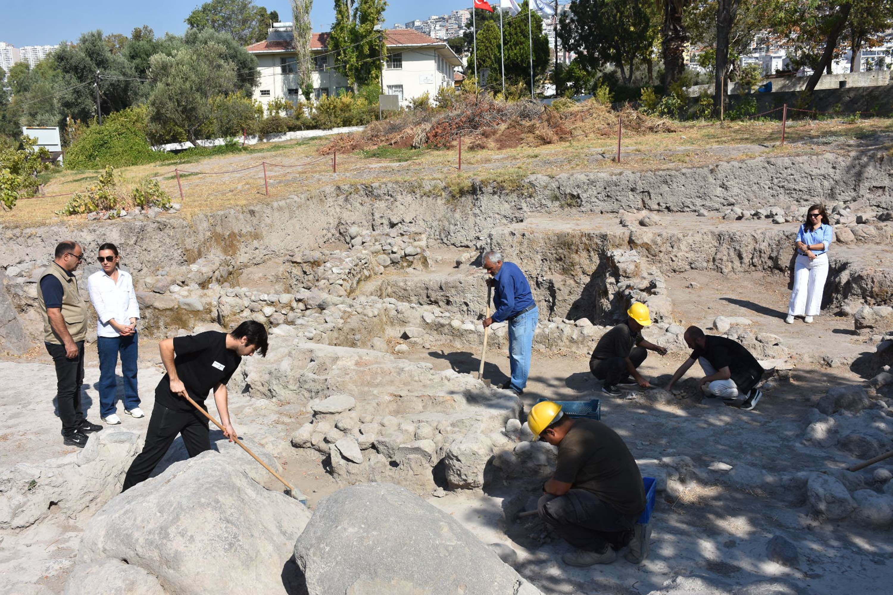 Smyrna Höyüğü'nde 5 bin yıl önceki ticari ilişkiyi gösteren seramikler bulundu