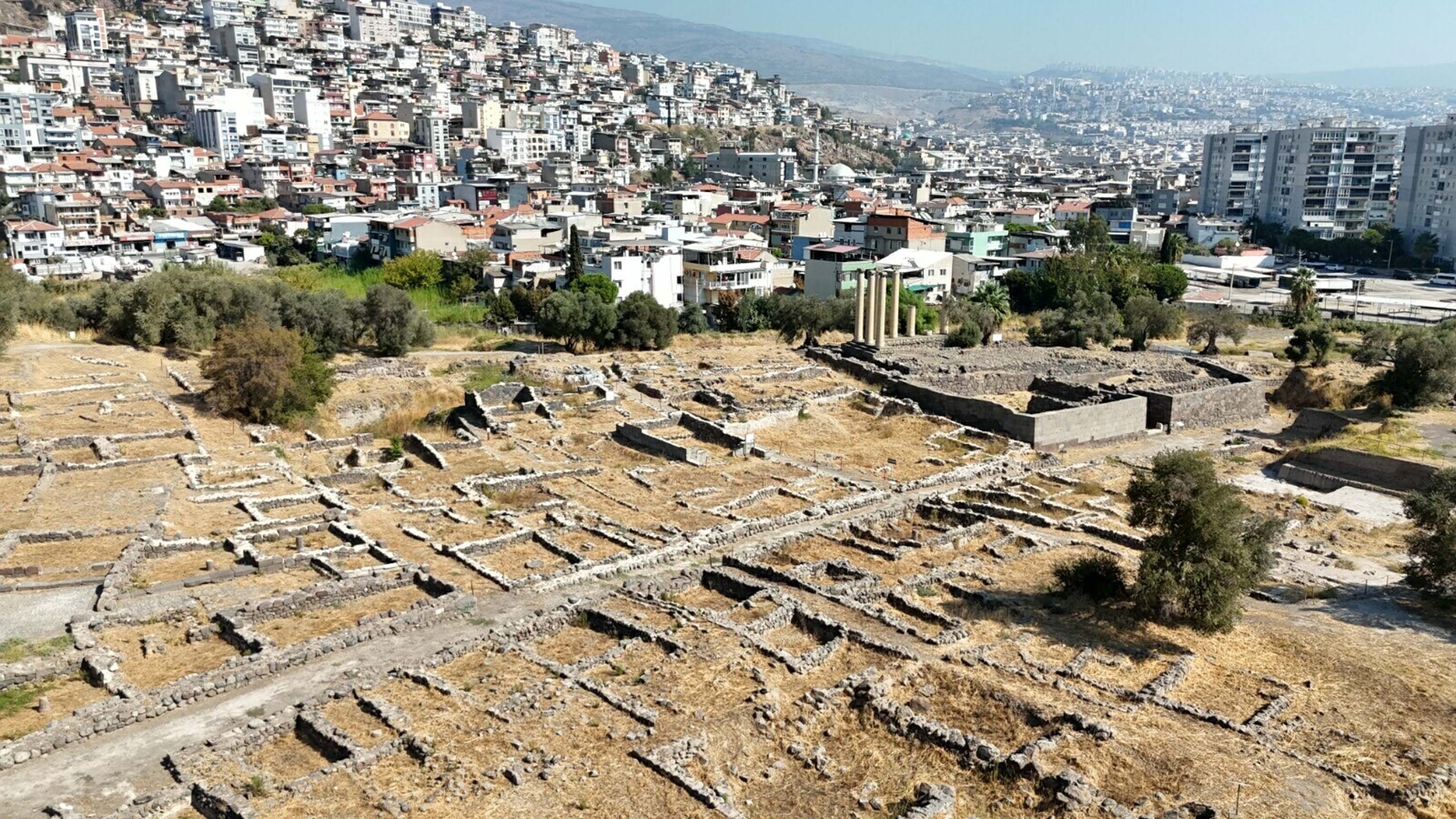 Smyrna Höyüğü'nde 5 bin yıl önceki ticari ilişkiyi gösteren seramikler bulundu