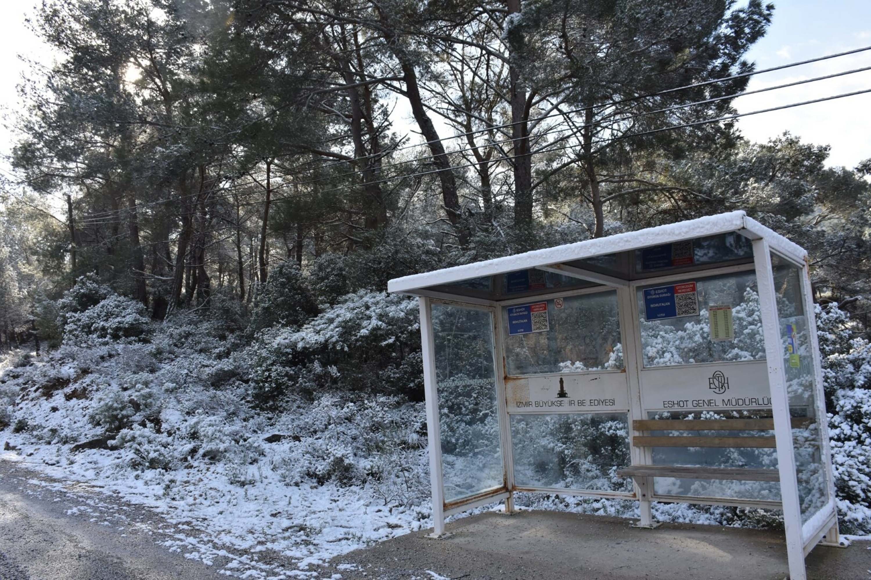 İzmir’de yeni yılın ilk gününde kar yağışı etkili oldu