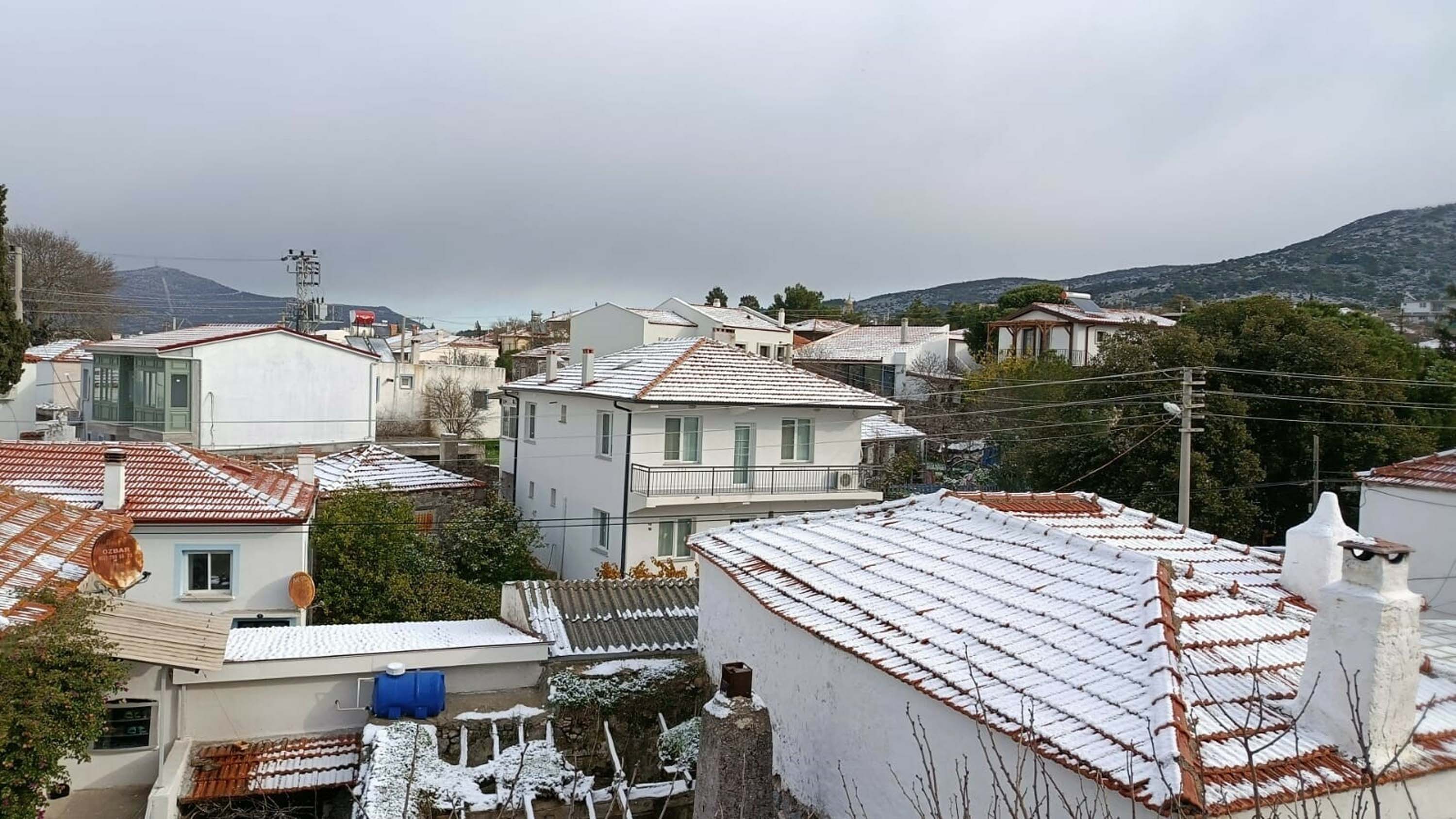 İzmir’de yeni yılın ilk gününde kar yağışı etkili oldu