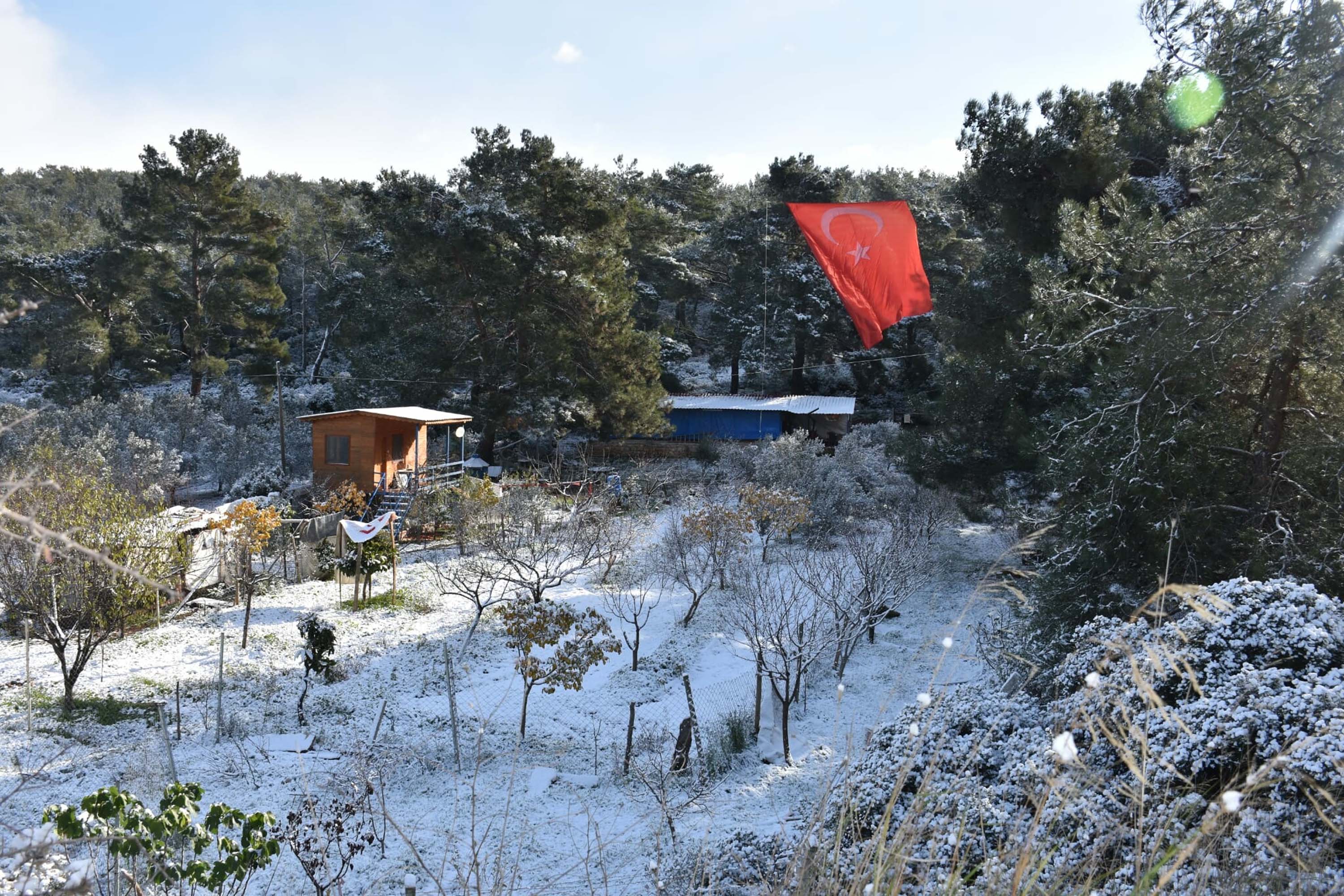 İzmir’de yeni yılın ilk gününde kar yağışı etkili oldu