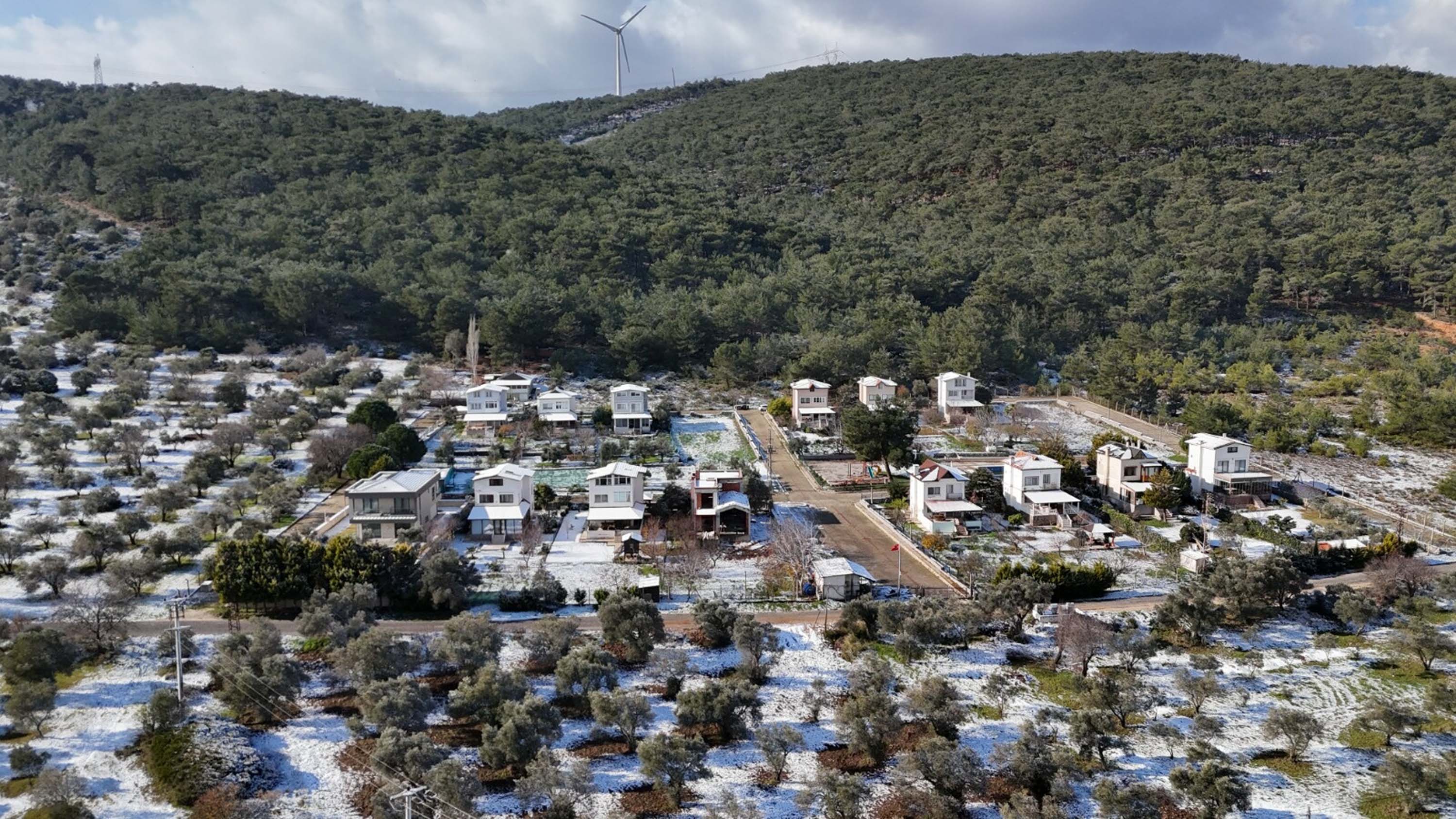 İzmir’de yeni yılın ilk gününde kar yağışı etkili oldu