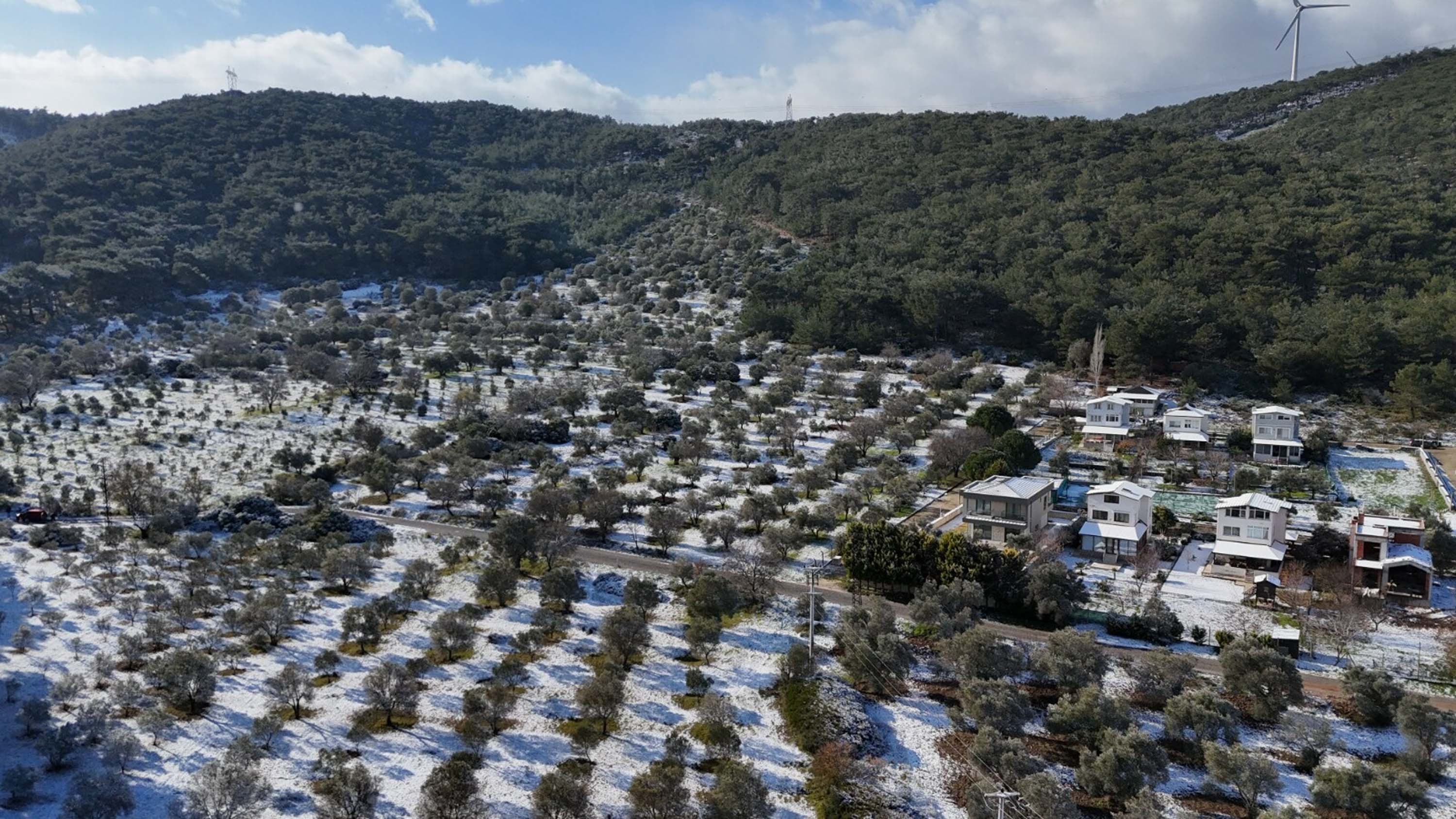 İzmir’de yeni yılın ilk gününde kar yağışı etkili oldu