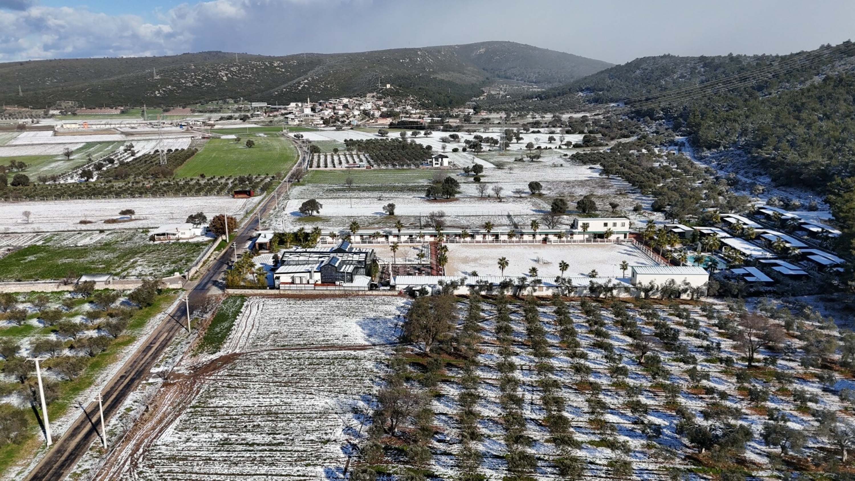 İzmir’de yeni yılın ilk gününde kar yağışı etkili oldu