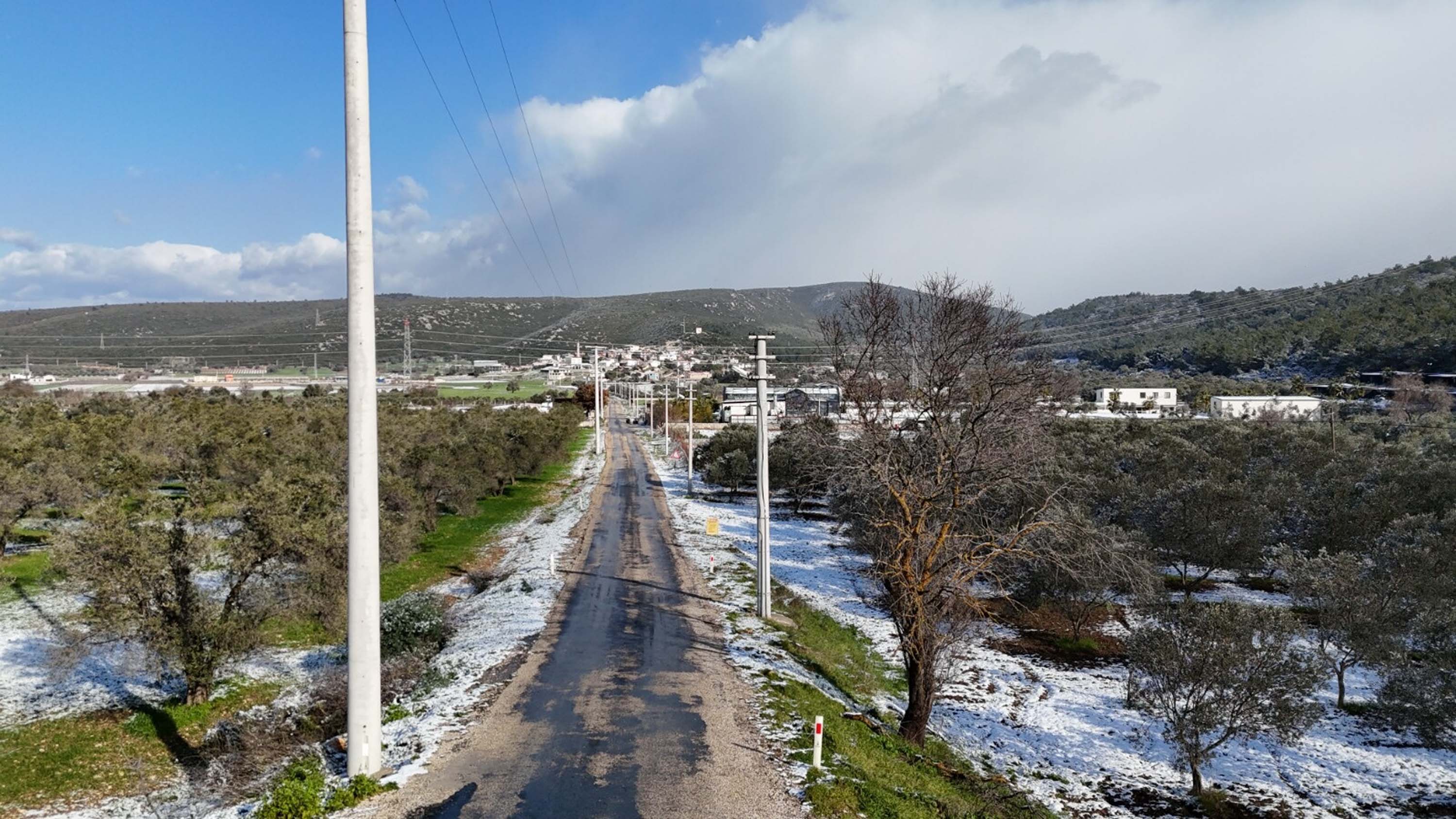 İzmir’de yeni yılın ilk gününde kar yağışı etkili oldu
