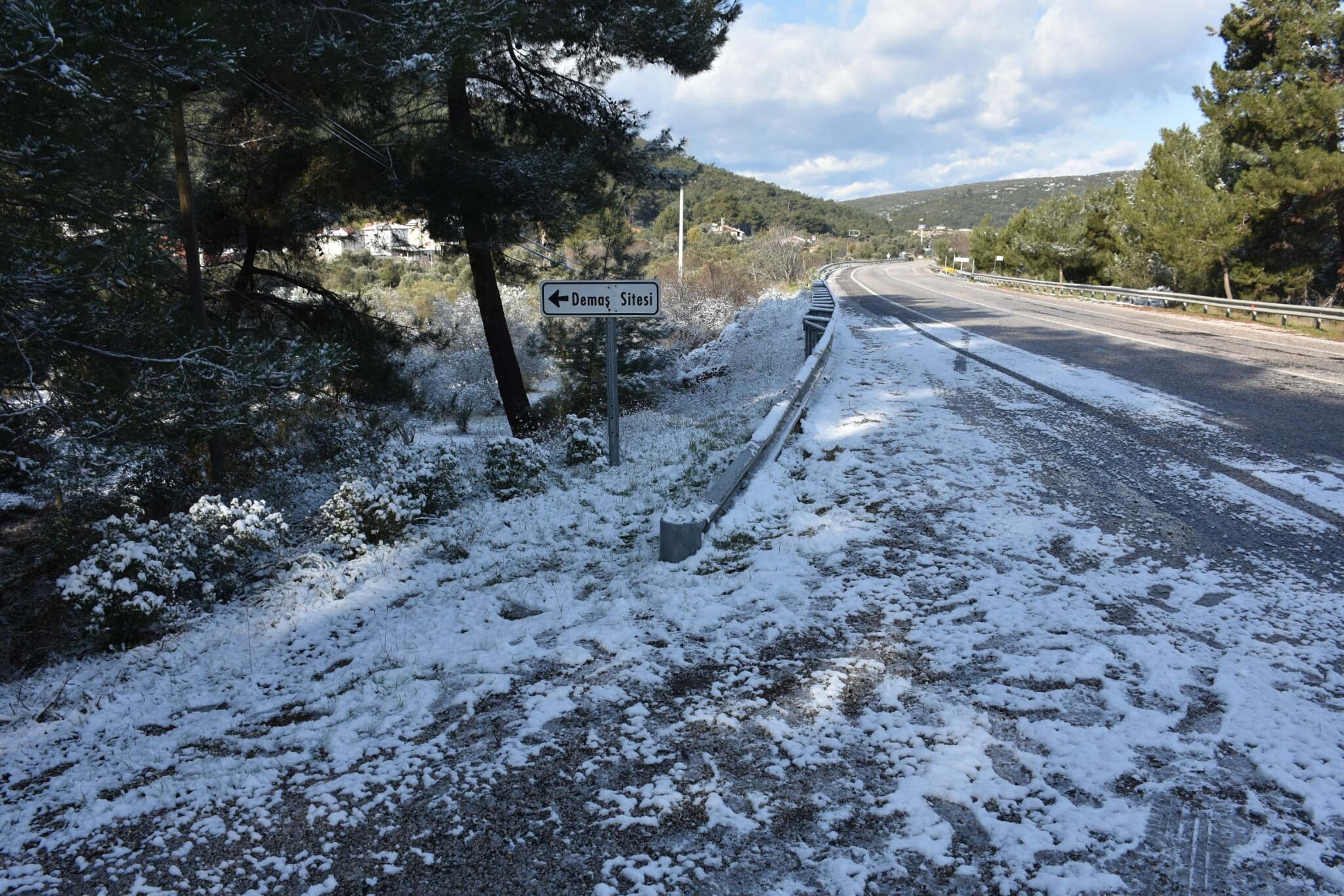 İzmir’de yeni yılın ilk gününde kar yağışı etkili oldu