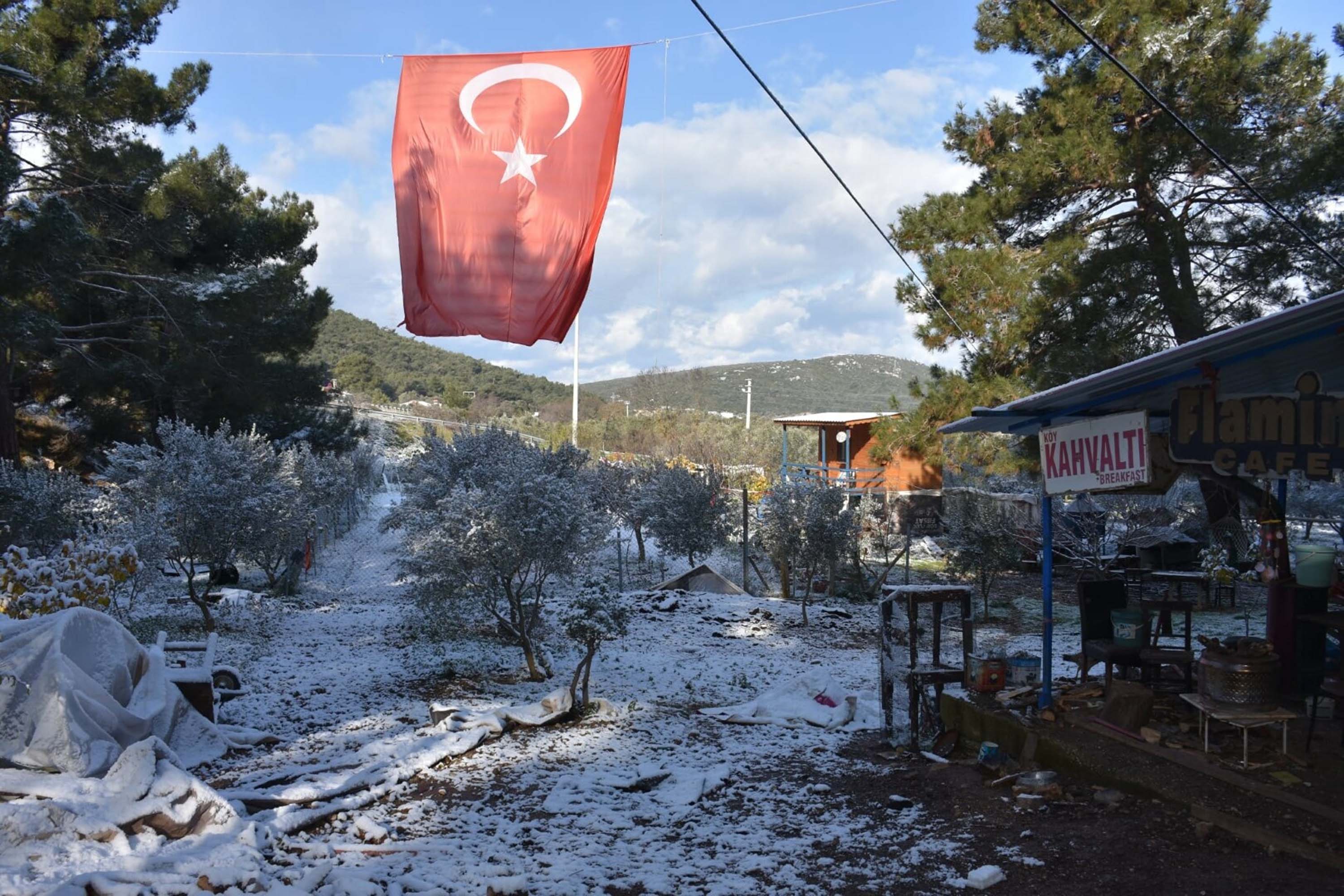 İzmir’de yeni yılın ilk gününde kar yağışı etkili oldu