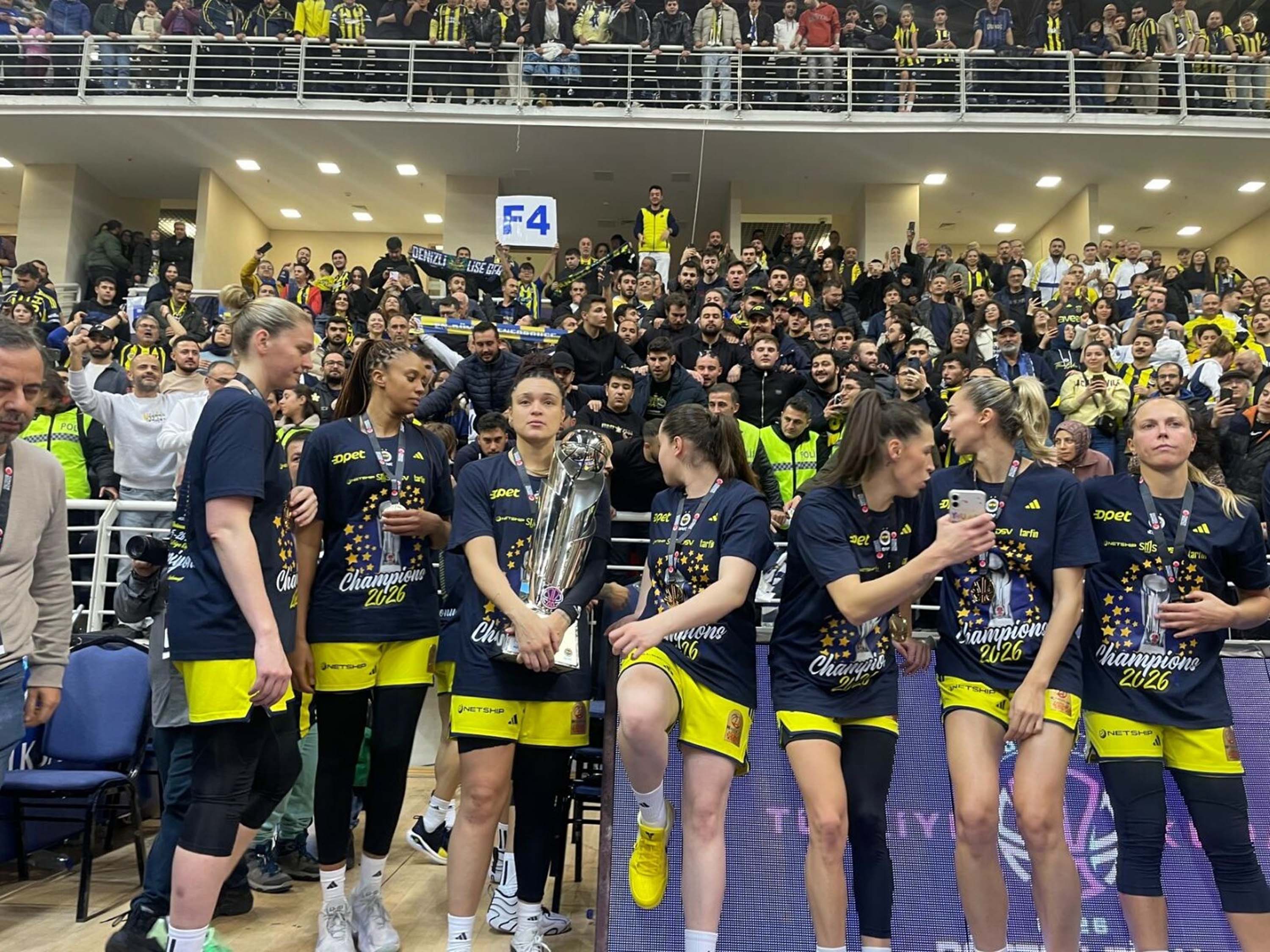 Fenerbahçe’de 15’inci kupa coşkusu