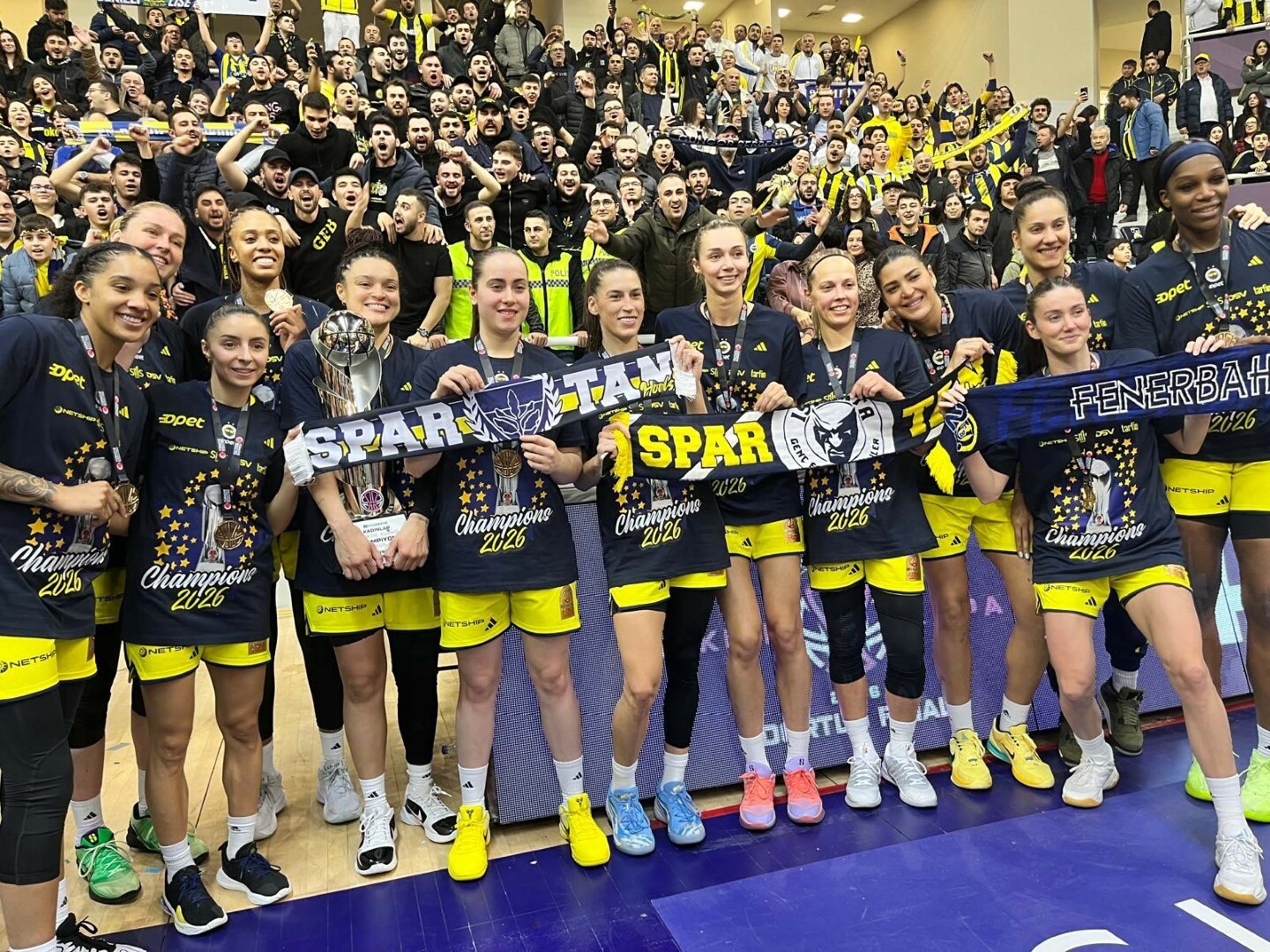 Fenerbahçe’de 15’inci kupa coşkusu