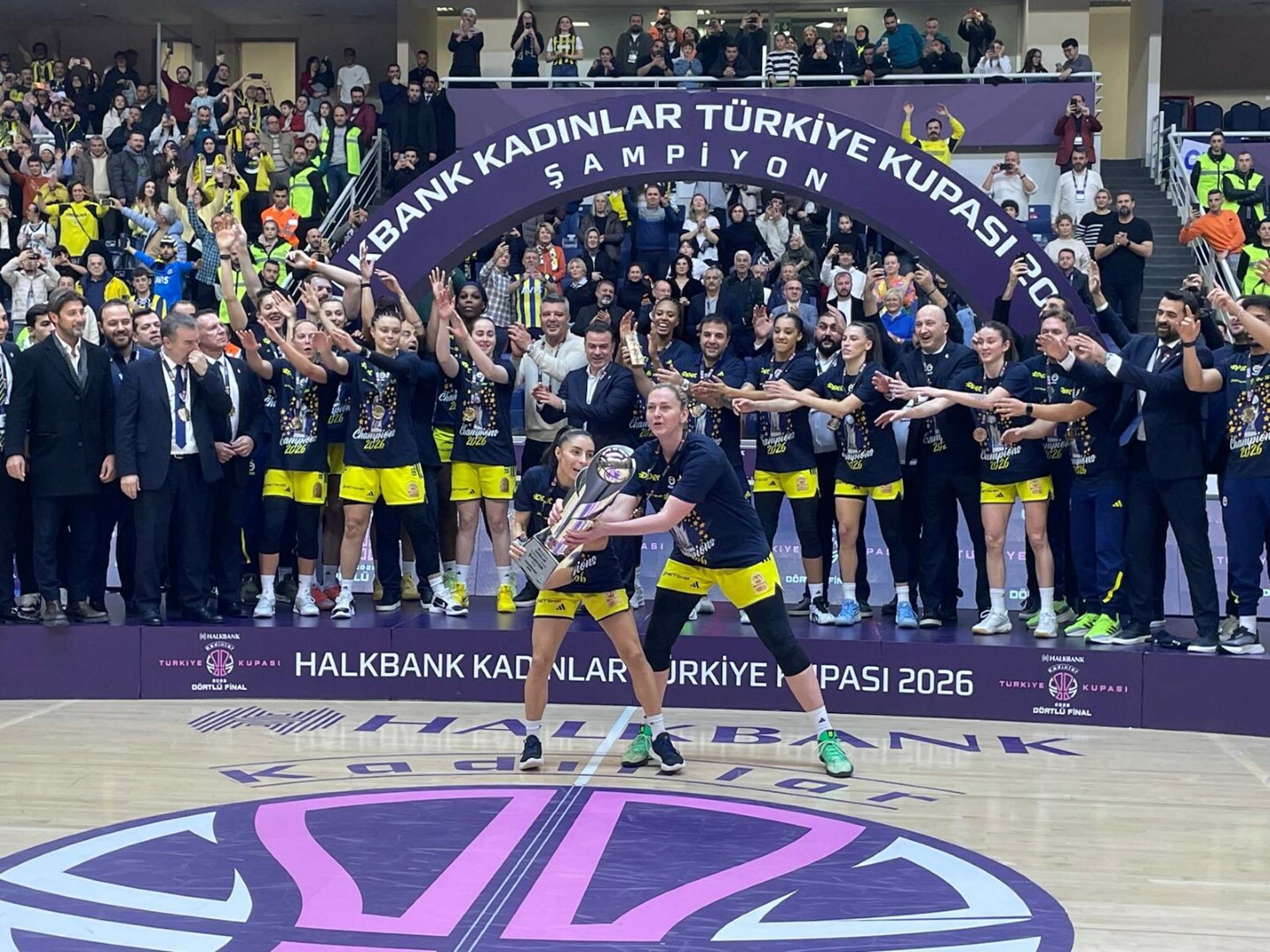 Fenerbahçe’de 15’inci kupa coşkusu