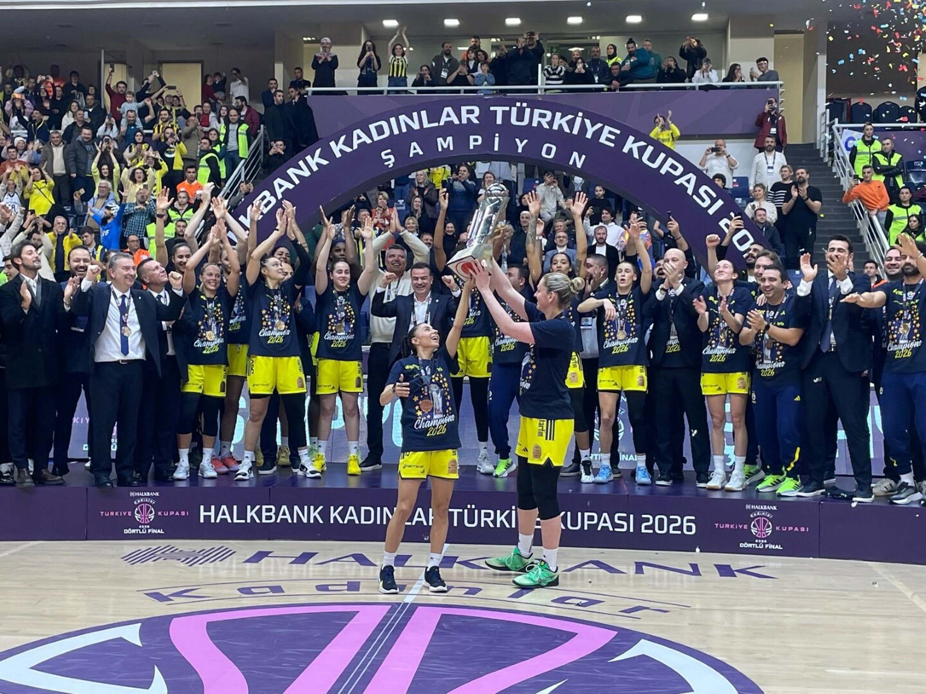 Fenerbahçe’de 15’inci kupa coşkusu