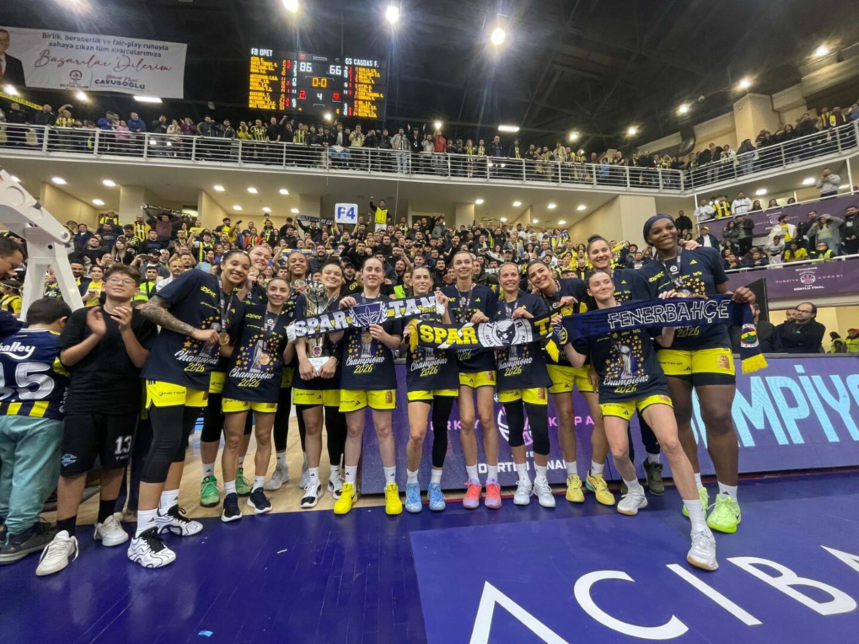 Fenerbahçe’de 15’inci kupa coşkusu