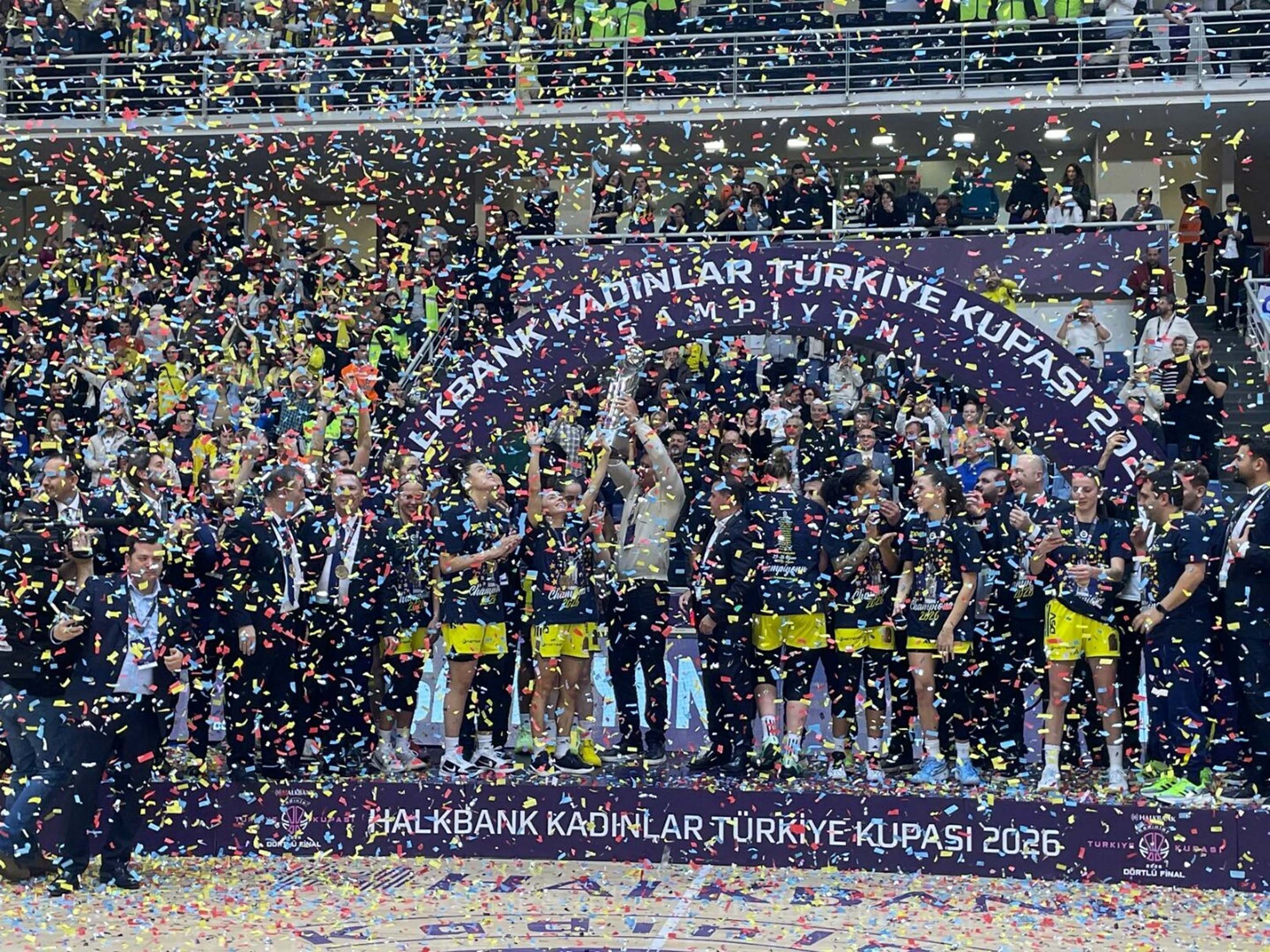 Fenerbahçe’de 15’inci kupa coşkusu