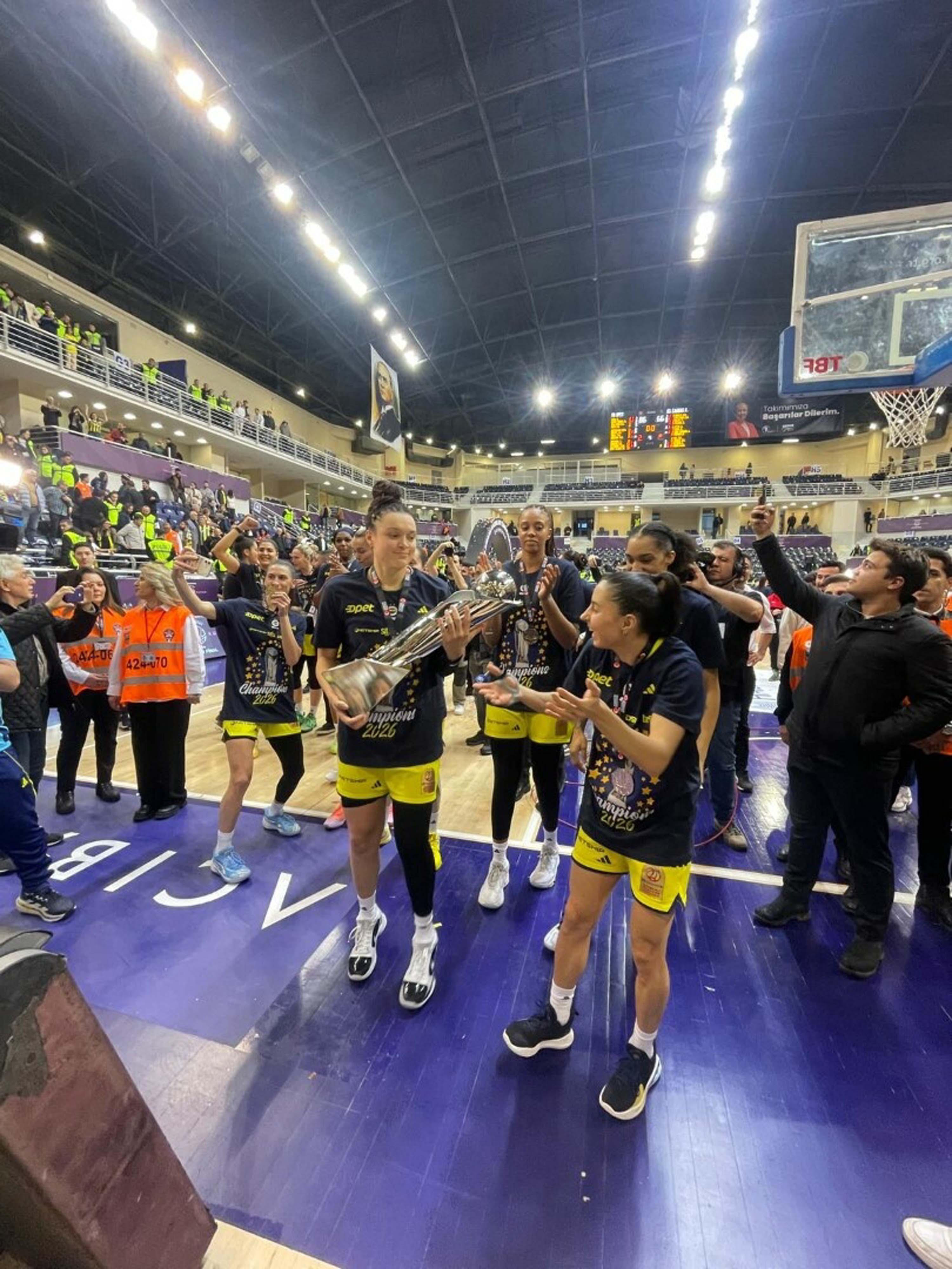 Fenerbahçe’de 15’inci kupa coşkusu