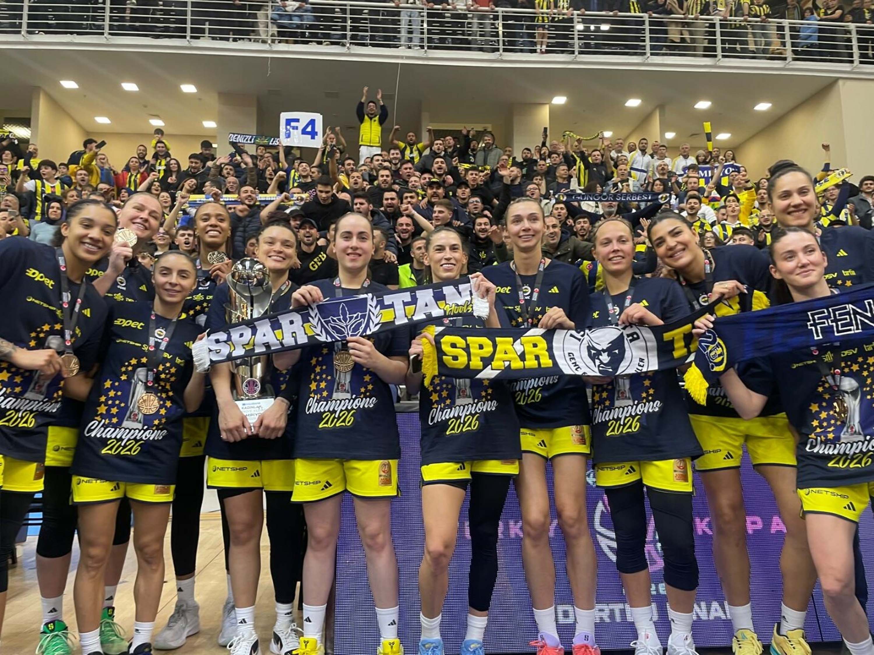 Fenerbahçe’de 15’inci kupa coşkusu