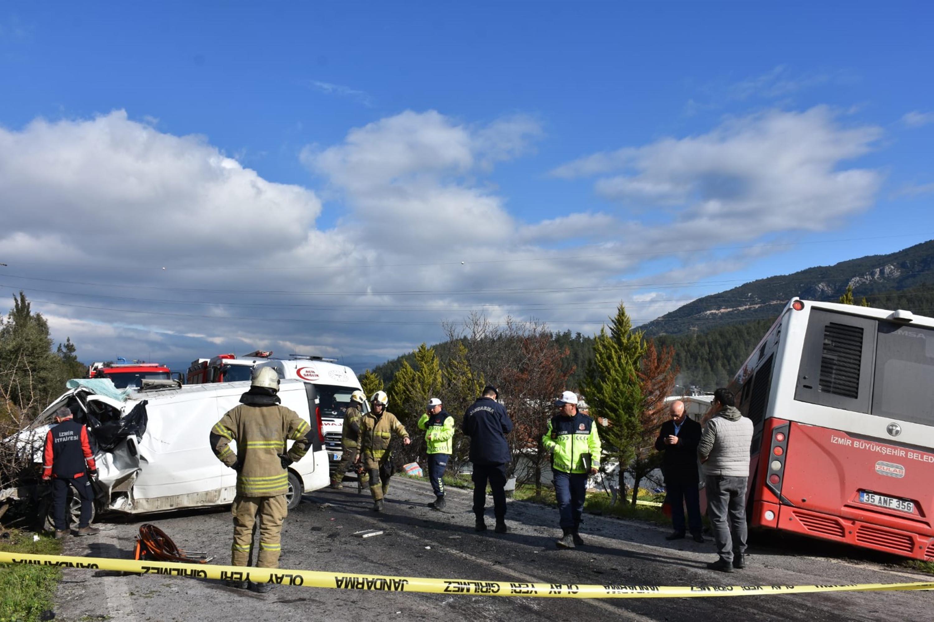 İzmir'de belediye otobüsü ile minibüs çarpıştı: 1 ölü, 1'i ağır 8 yaralı