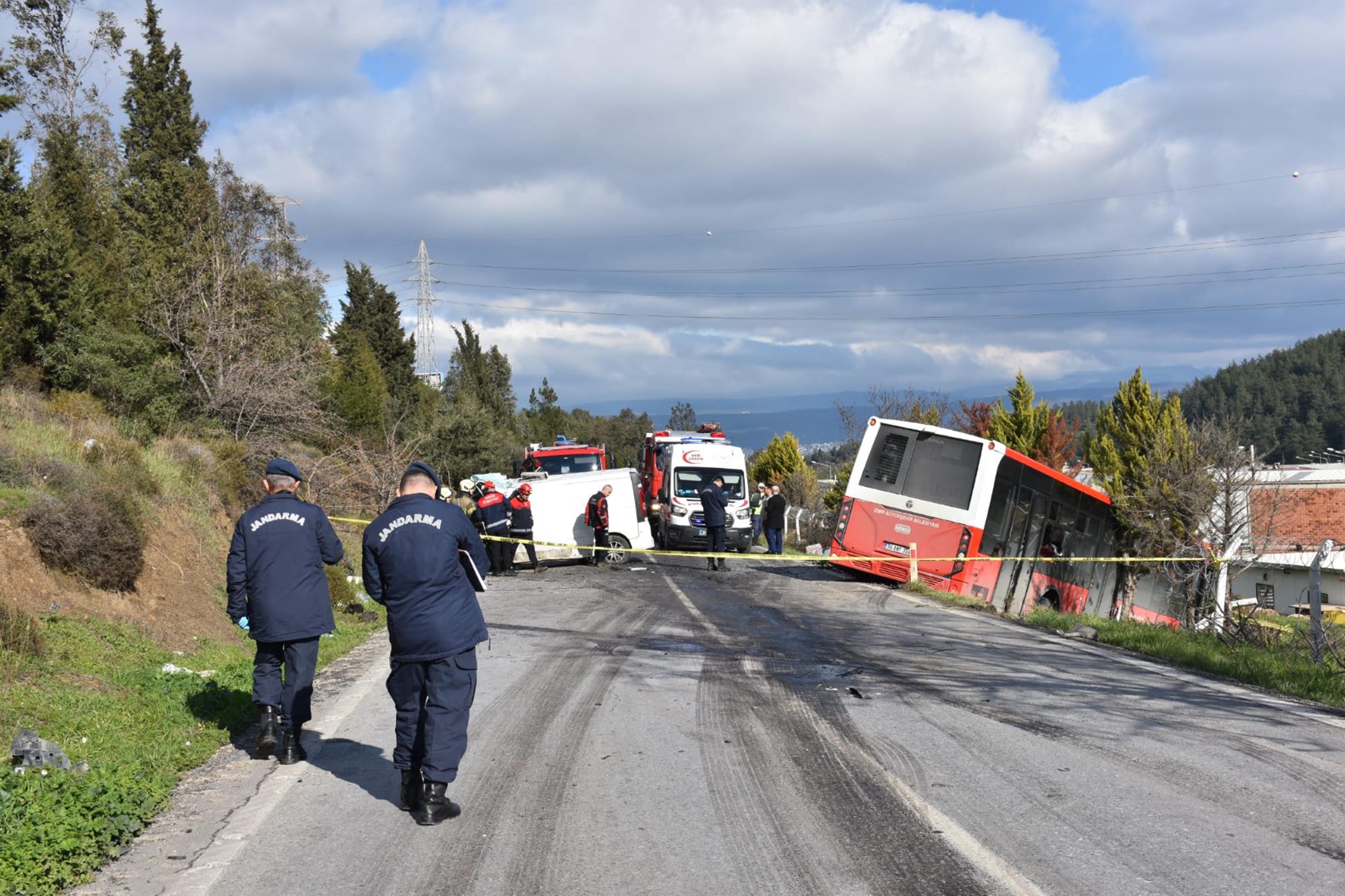 İzmir'de belediye otobüsü ile minibüs çarpıştı: 1 ölü, 1'i ağır 8 yaralı