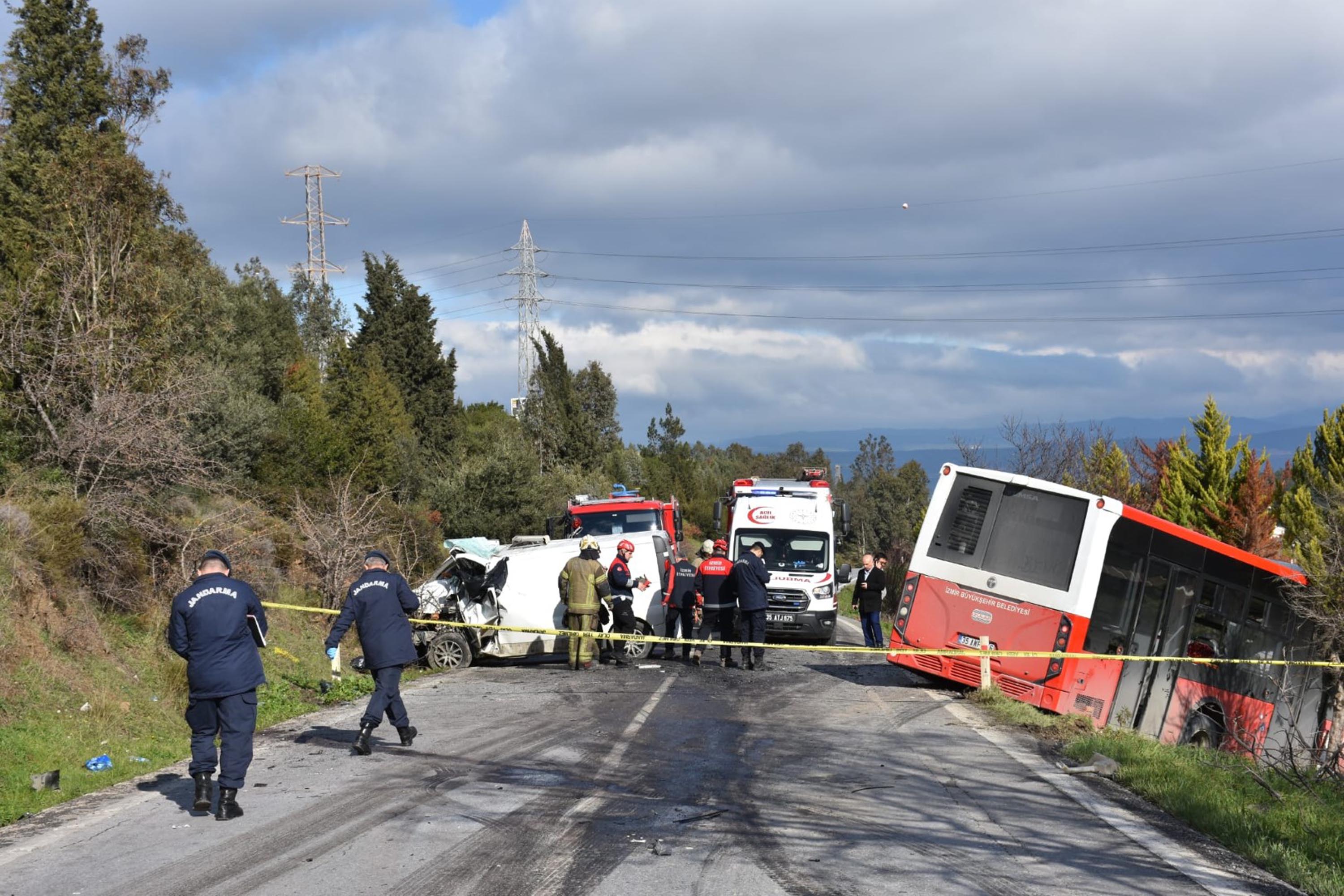 İzmir'de belediye otobüsü ile minibüs çarpıştı: 1 ölü, 1'i ağır 8 yaralı