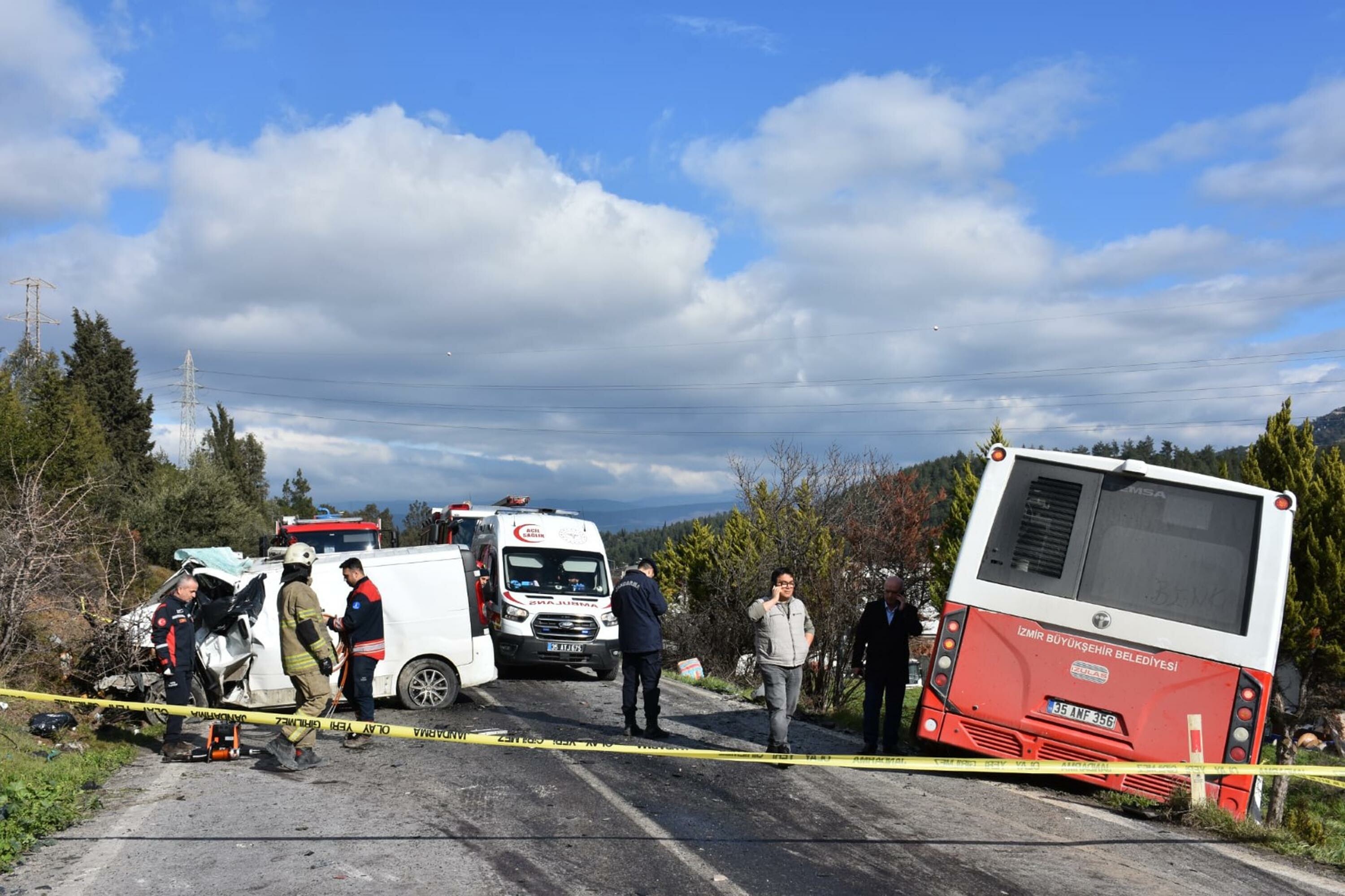 İzmir'de belediye otobüsü ile minibüs çarpıştı: 1 ölü, 1'i ağır 8 yaralı