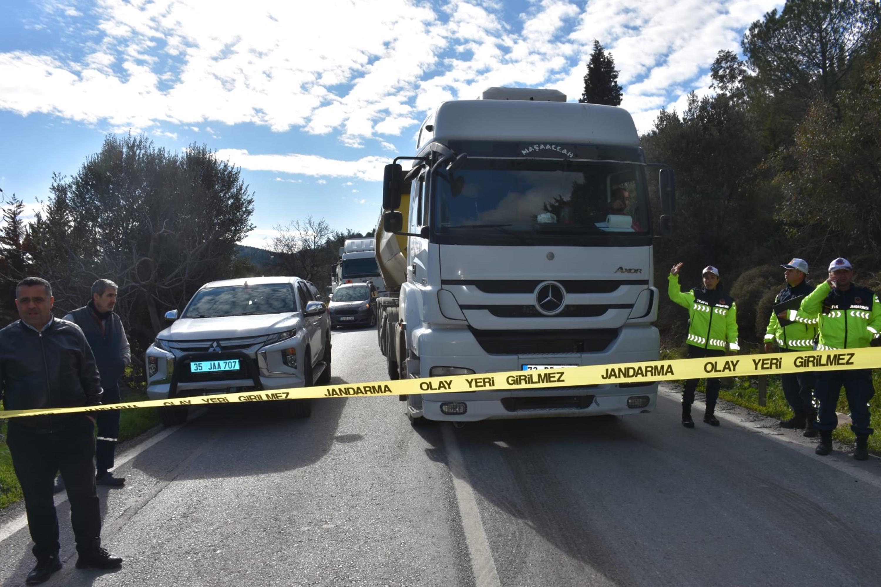 İzmir'de belediye otobüsü ile minibüs çarpıştı: 1 ölü, 1'i ağır 8 yaralı