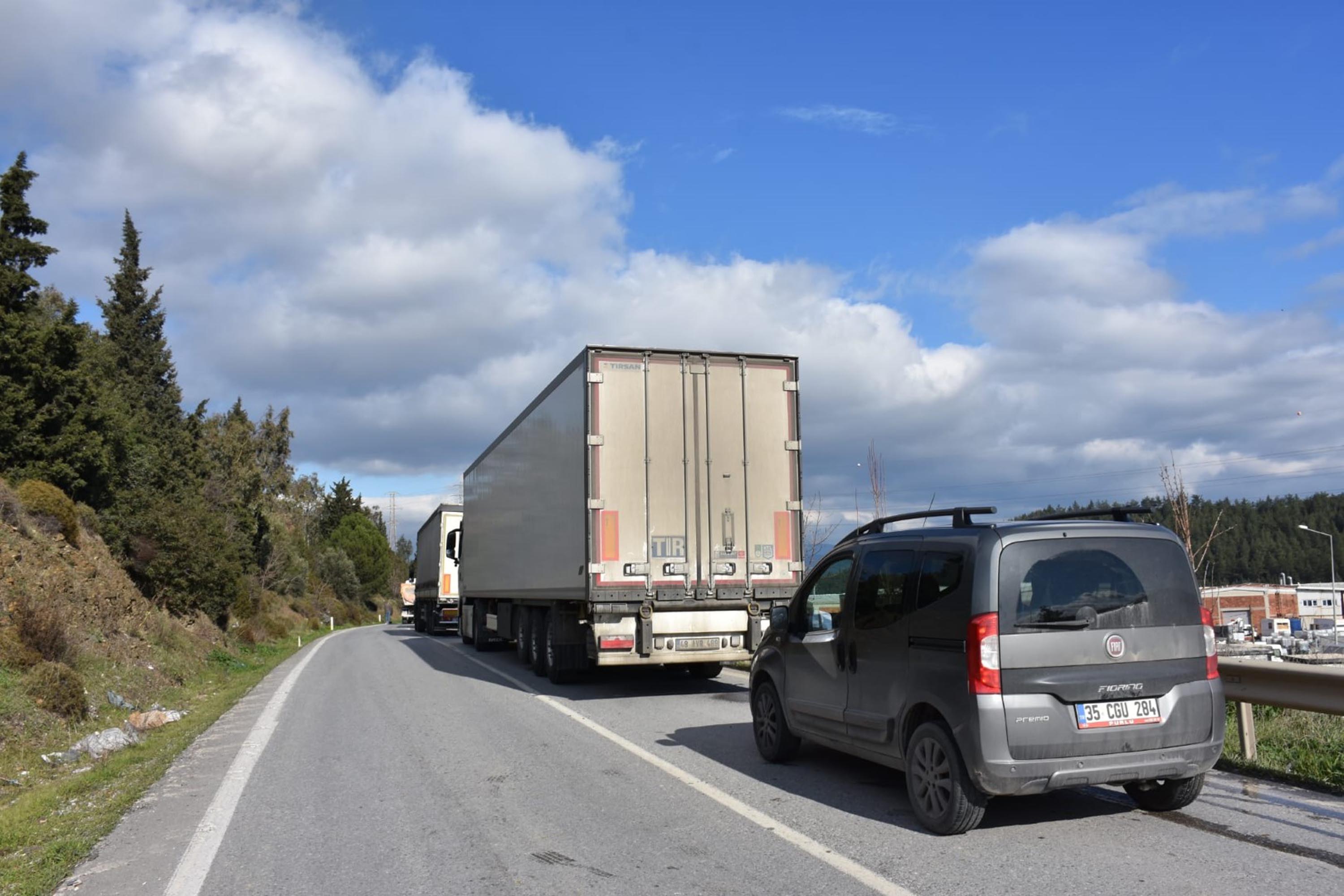 İzmir'de belediye otobüsü ile minibüs çarpıştı: 1 ölü, 1'i ağır 8 yaralı