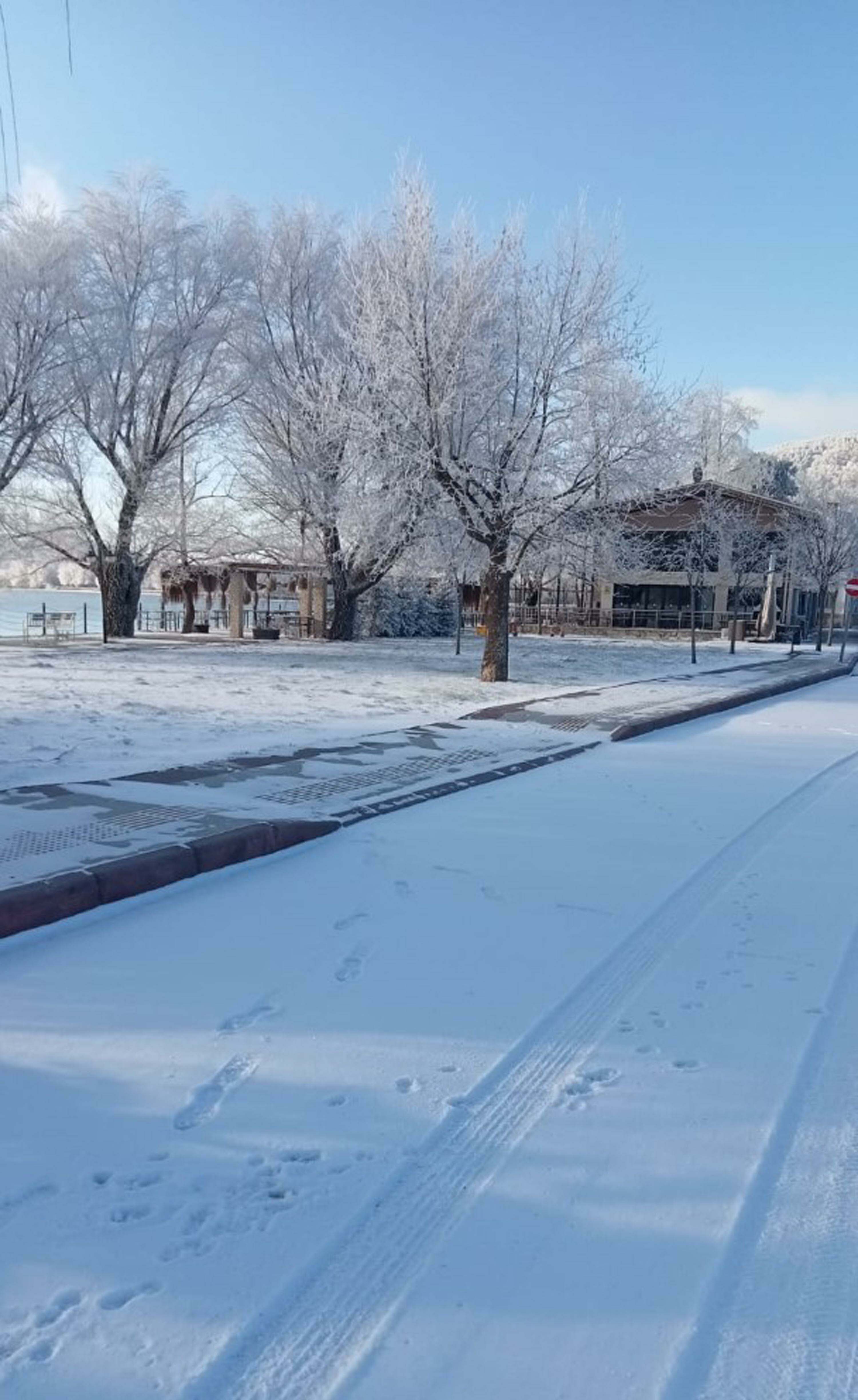 Gölcük ve Bozdağ yaylaları beyaz örtüyle kaplandı