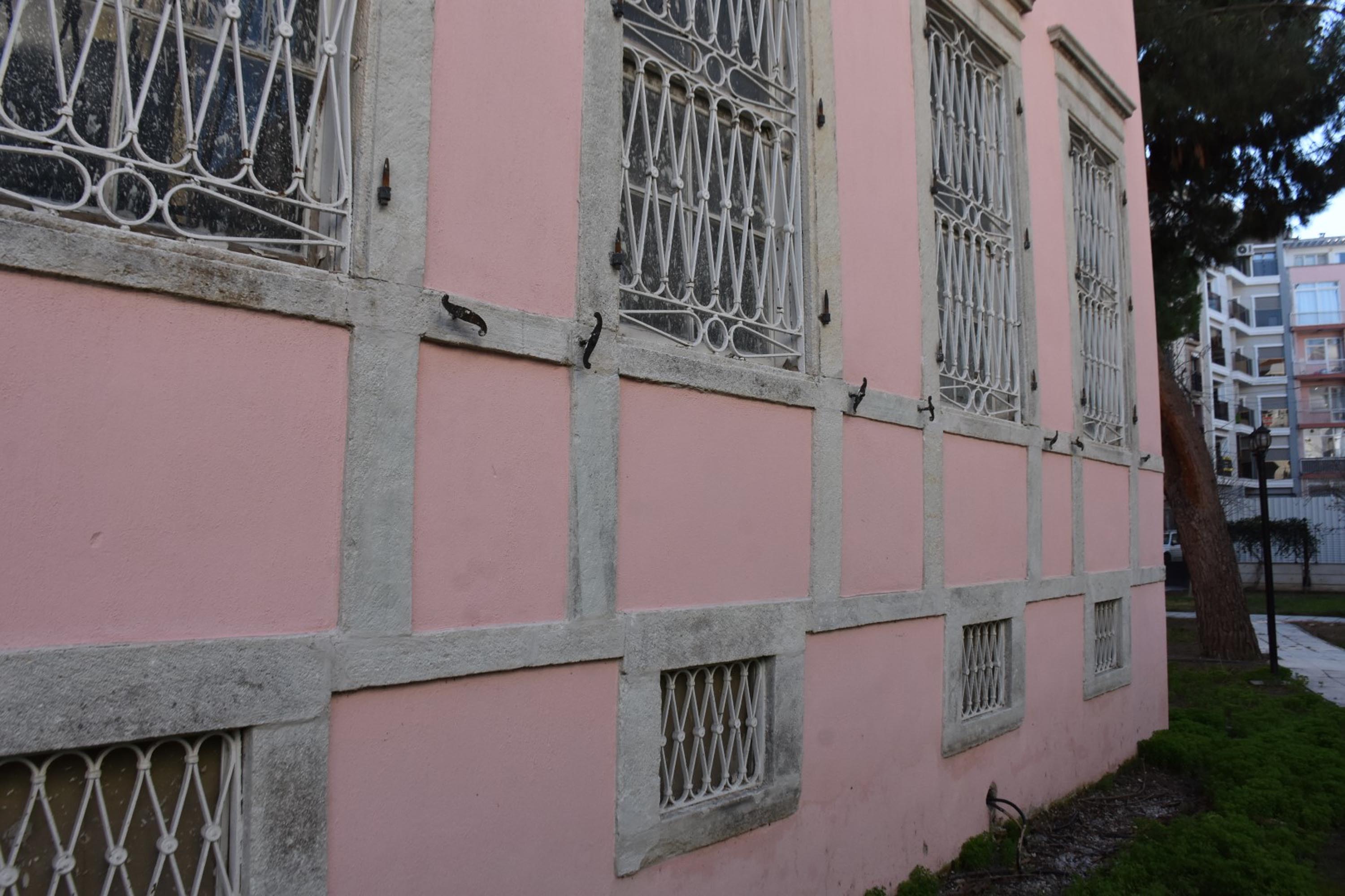 Latife Hanım Köşkü'nün bakımsızlığı tepkilere neden oldu