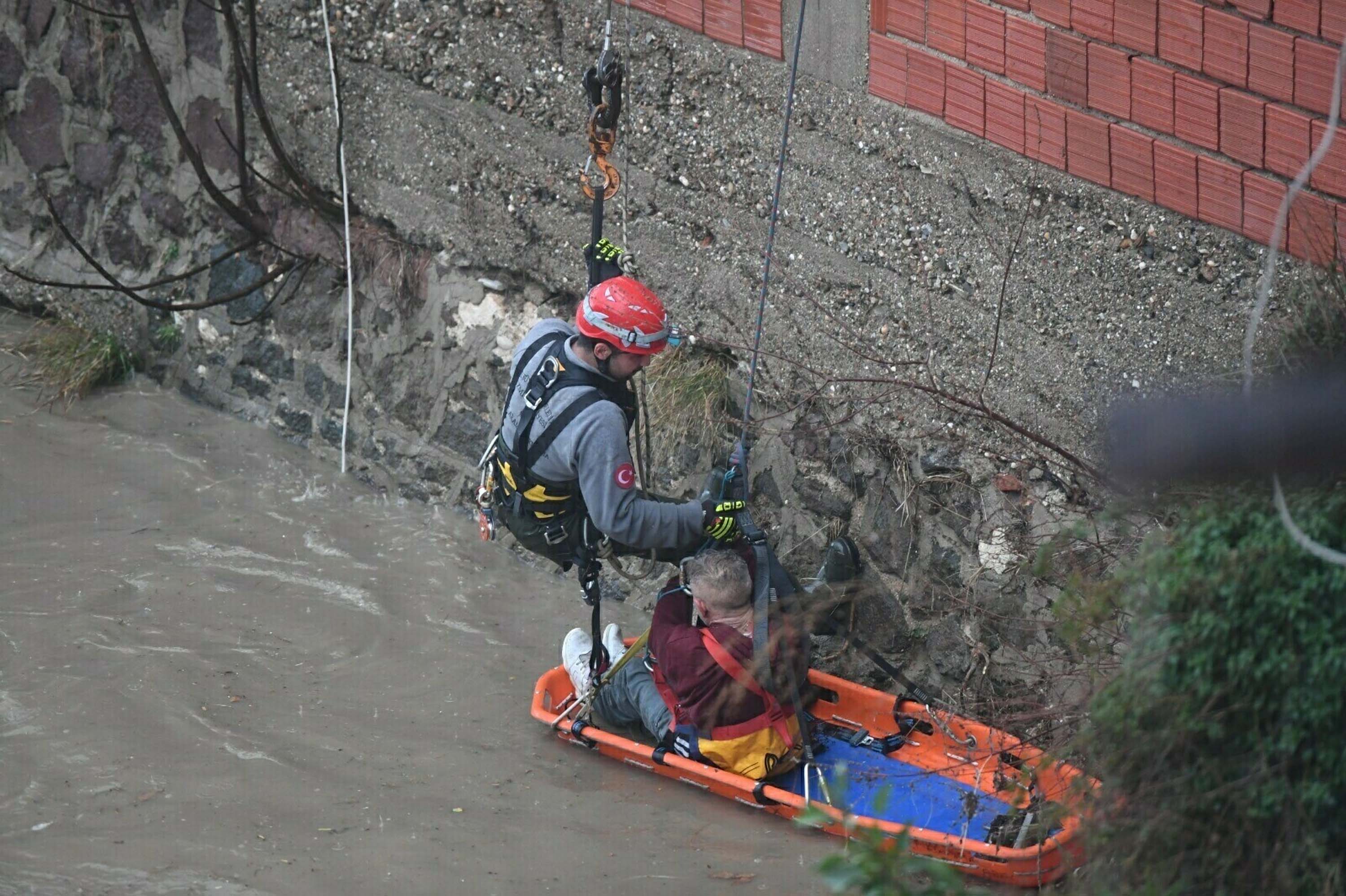 İzmir'de sağanak etkili oldu