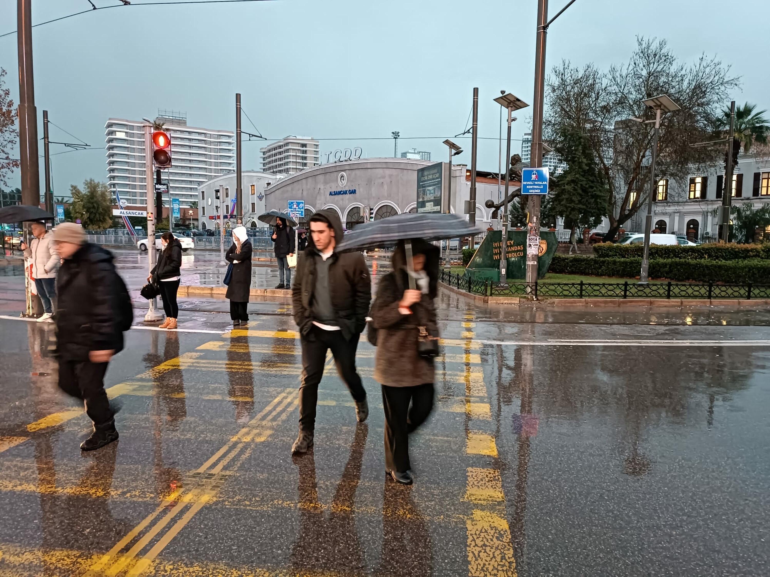 İzmir'de sağanak etkili oldu