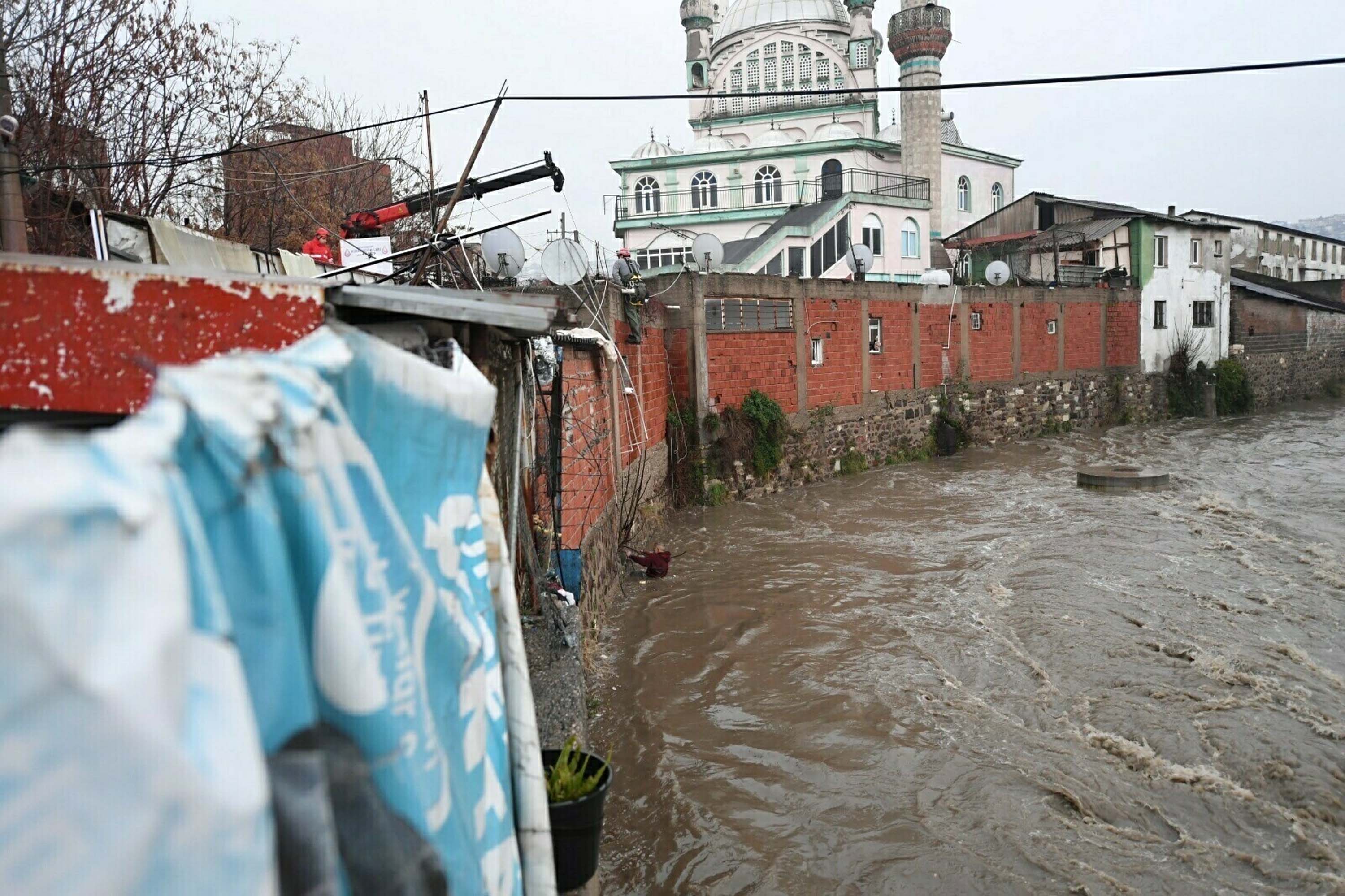 İzmir'de sağanak etkili oldu