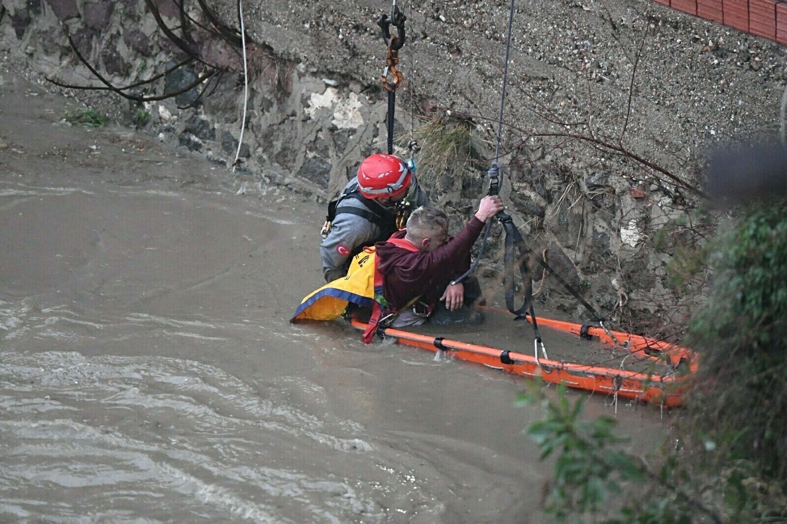 İzmir'de sağanak etkili oldu