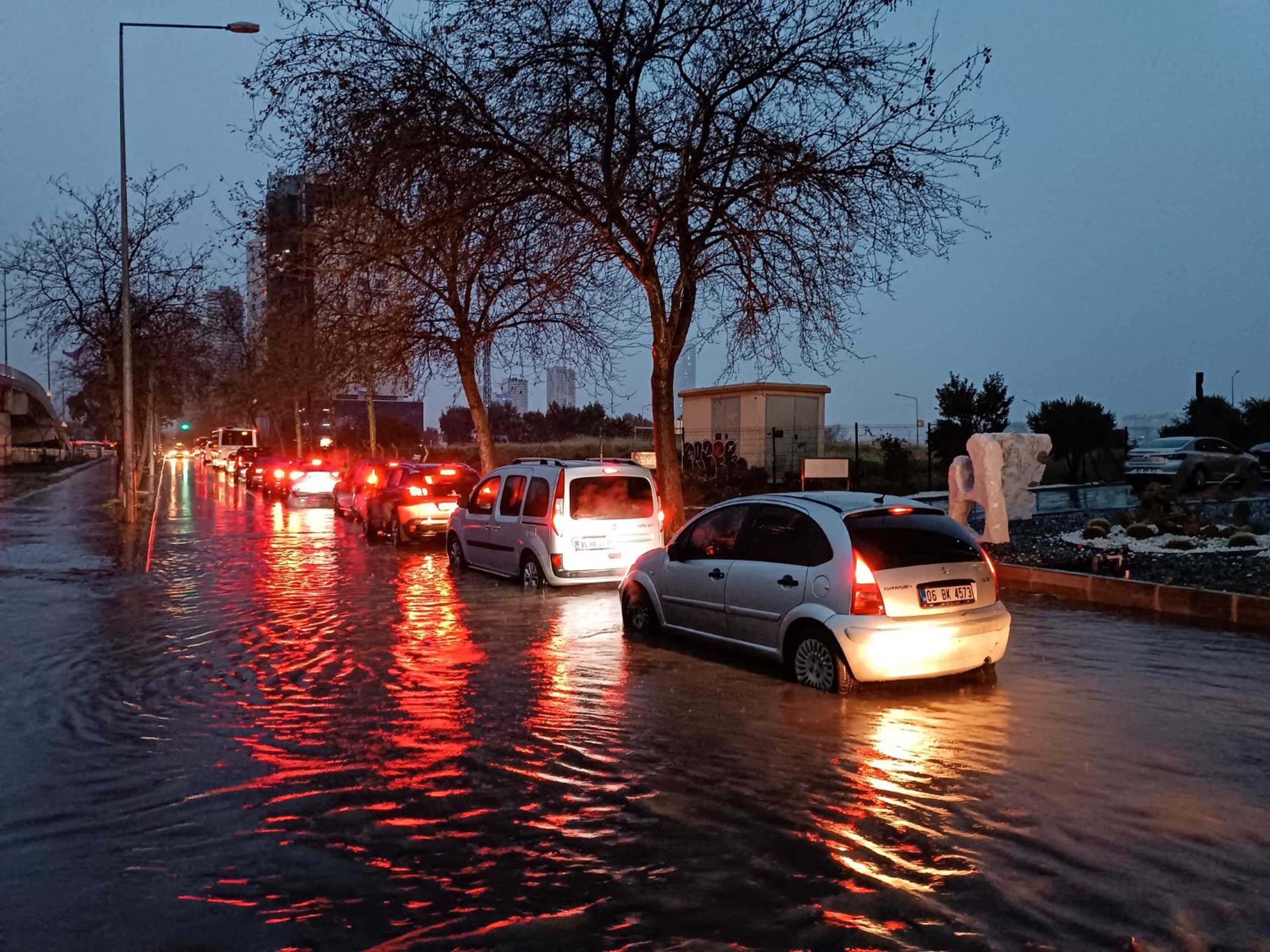 İzmir'de sağanak etkili oldu