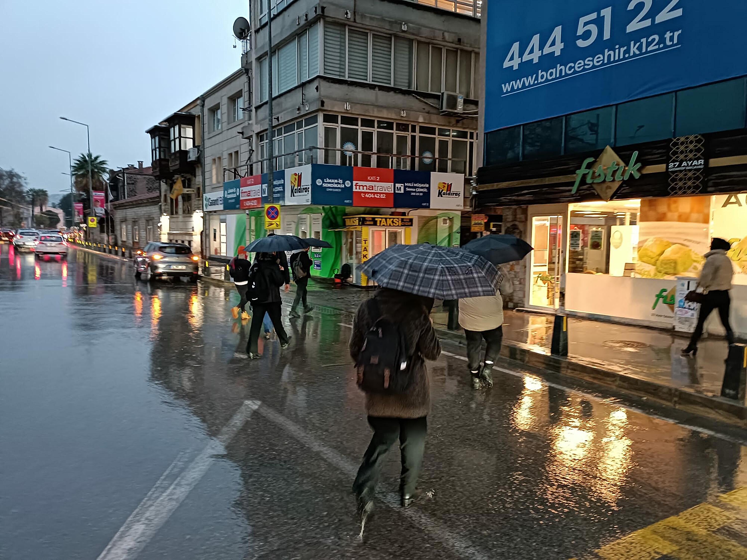 İzmir'de sağanak etkili oldu