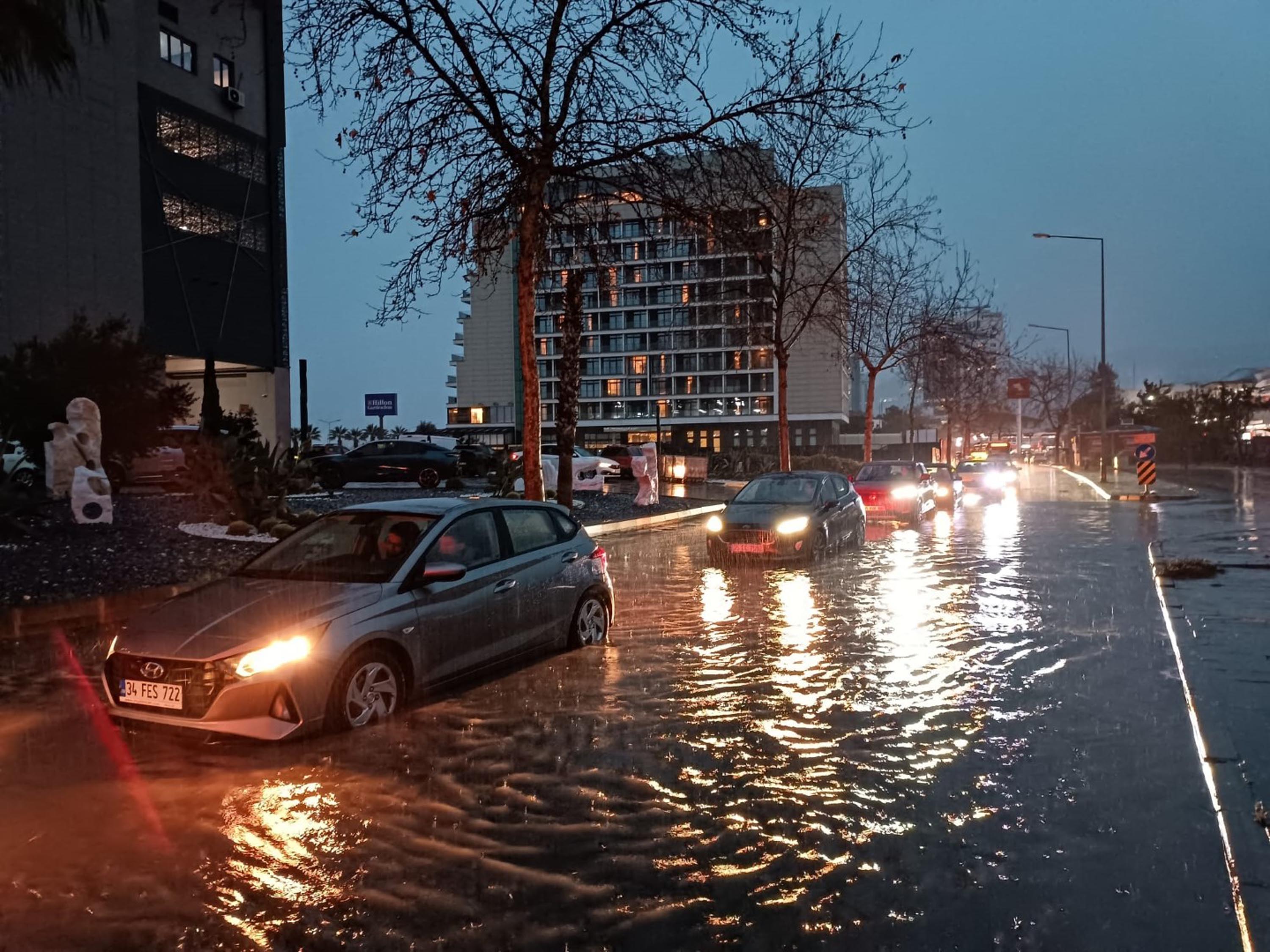 İzmir'de sağanak etkili oldu