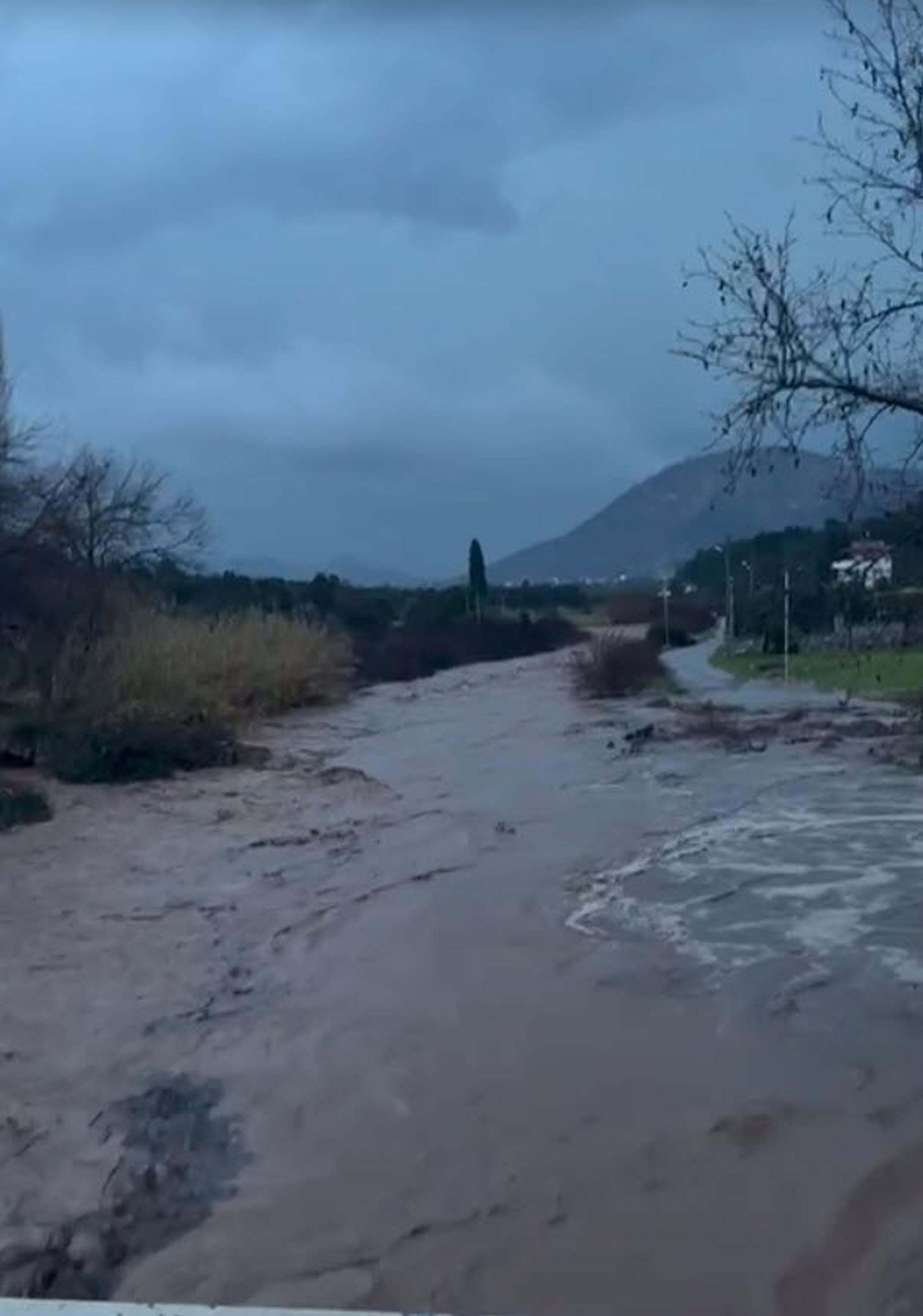 İzmir'de sağanak etkili oldu