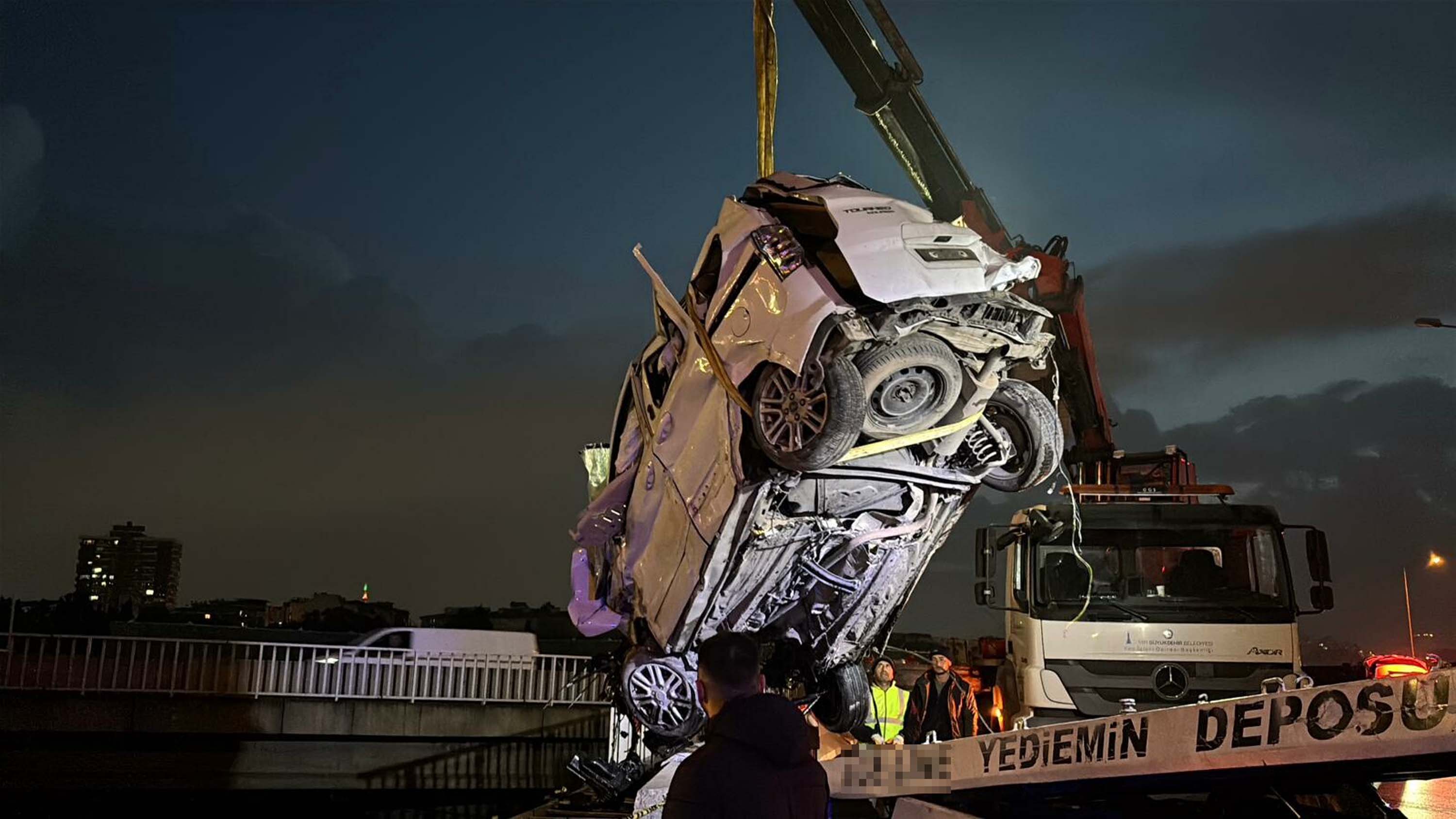 Homeros Bulvarı'nda feci kaza: TIR viyadükten düştü