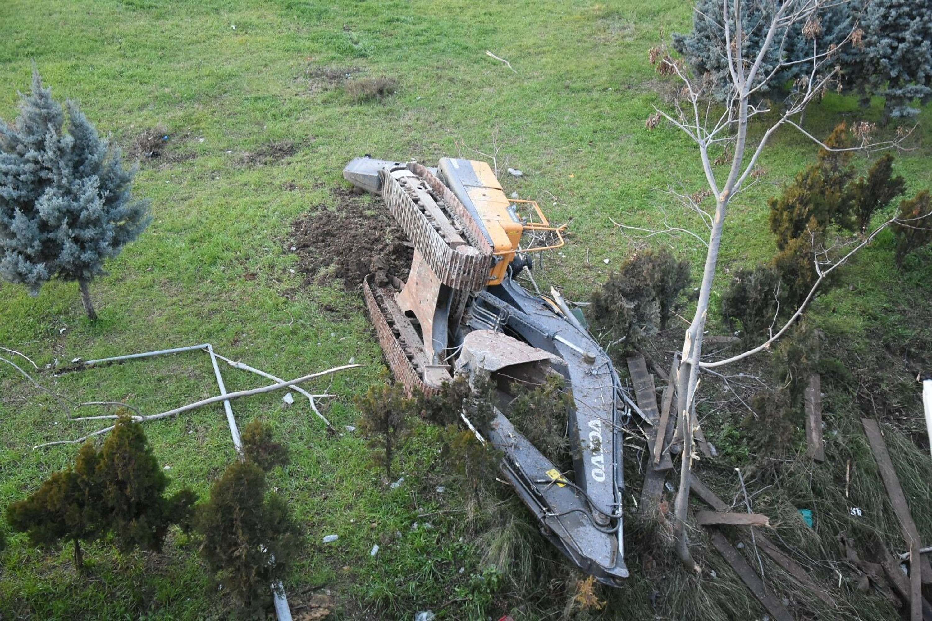 Homeros Bulvarı'nda feci kaza: TIR viyadükten düştü