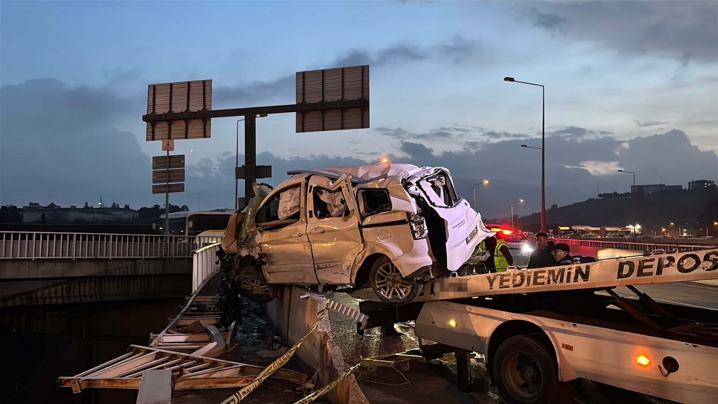 Homeros Bulvarı'nda feci kaza: TIR viyadükten düştü