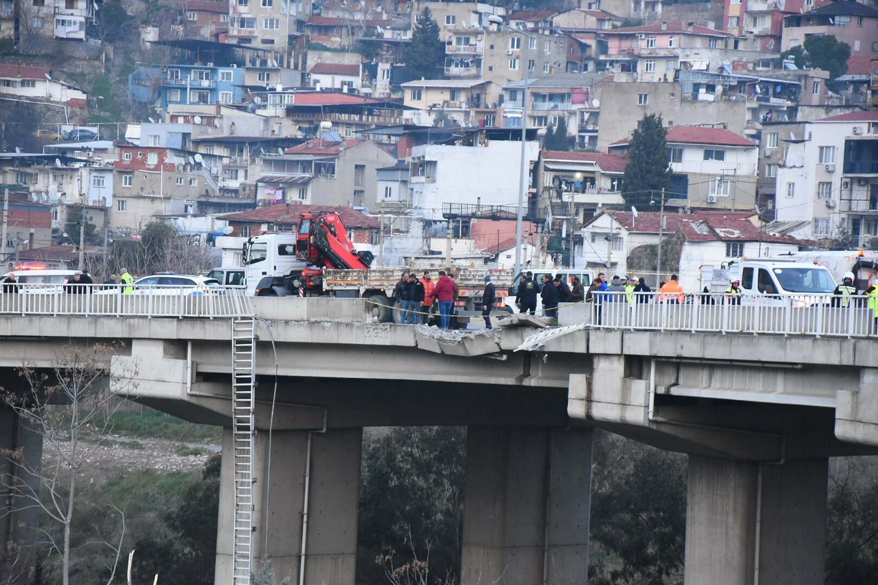 Homeros Bulvarı'nda feci kaza: TIR viyadükten düştü