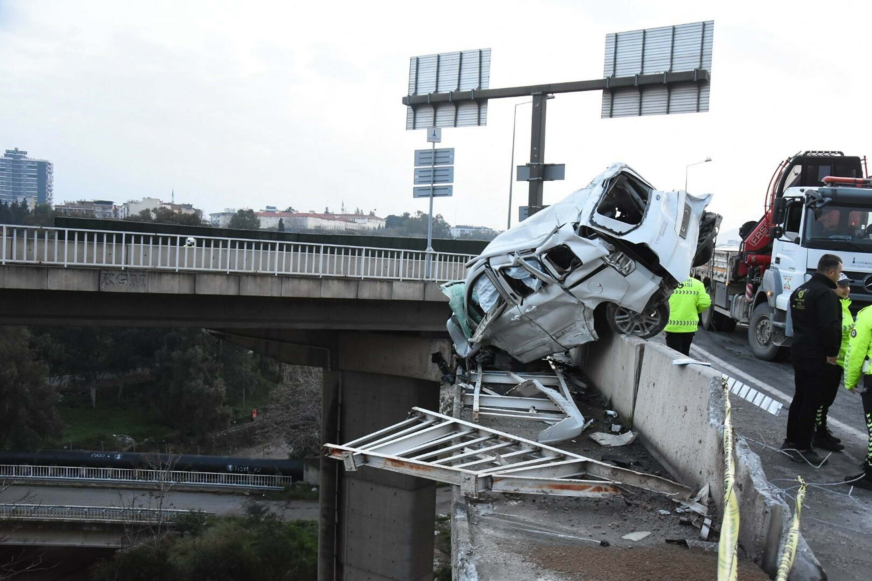 Homeros Bulvarı'nda feci kaza: TIR viyadükten düştü