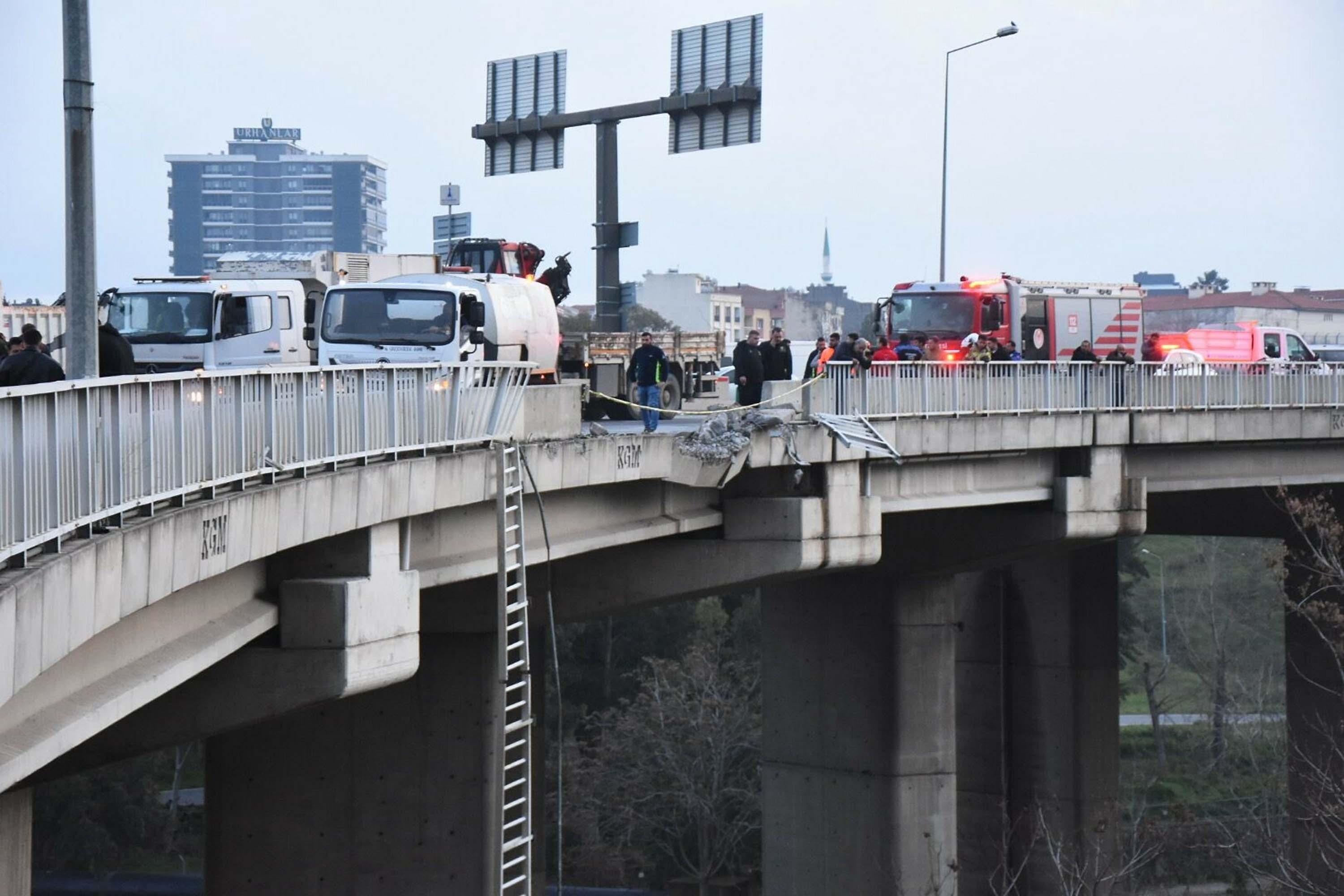 Homeros Bulvarı'nda feci kaza: TIR viyadükten düştü