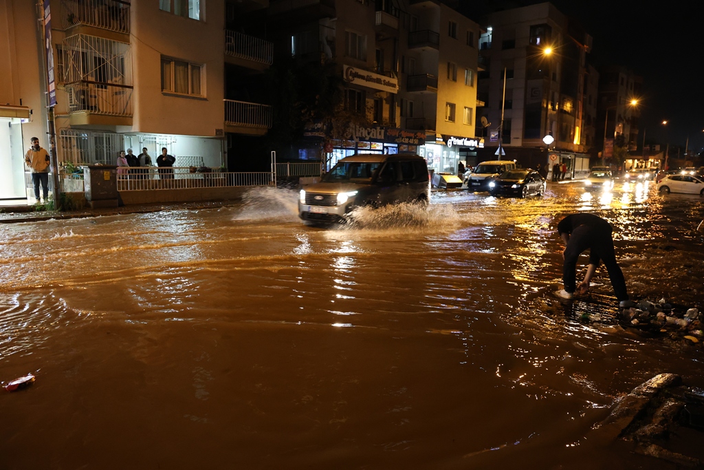 İzmir’de sağanak: Yollar göle döndü, ev ve iş yerlerini su bastı