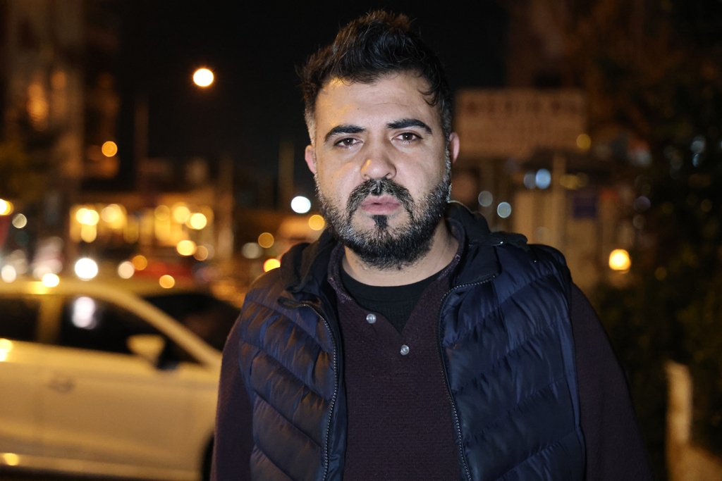 İzmir’de sağanak: Yollar göle döndü, ev ve iş yerlerini su bastı