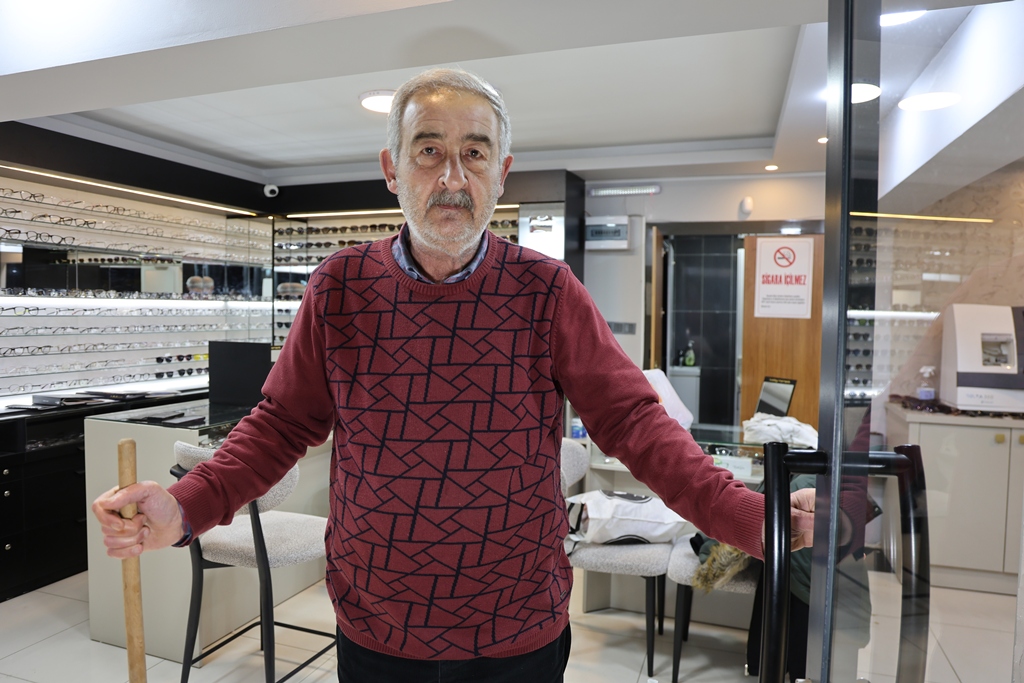 İzmir’de sağanak: Yollar göle döndü, ev ve iş yerlerini su bastı