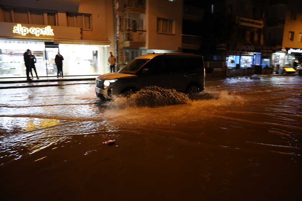 İzmir’de sağanak: Yollar göle döndü, ev ve iş yerlerini su bastı