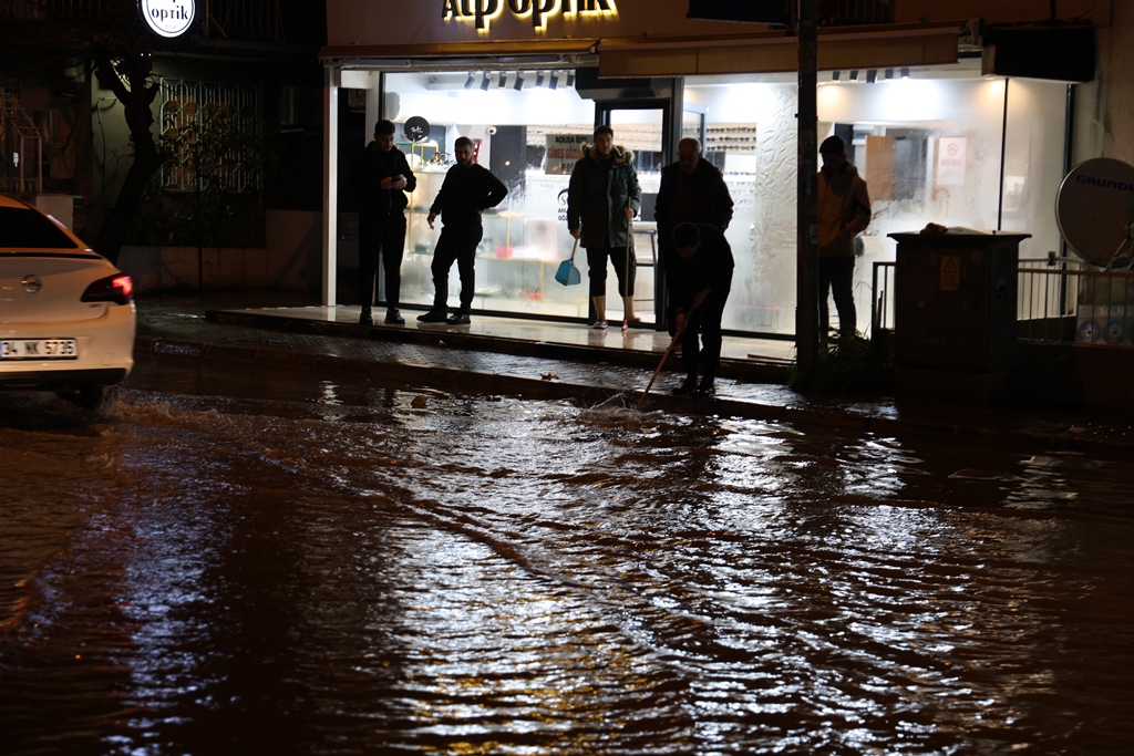 İzmir’de sağanak: Yollar göle döndü, ev ve iş yerlerini su bastı