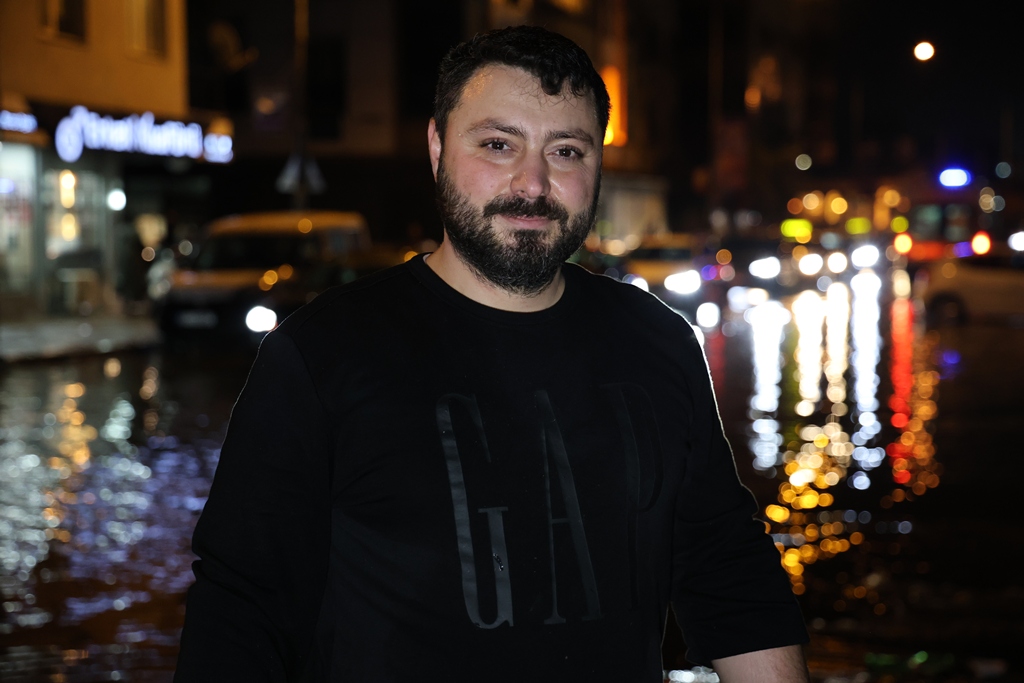 İzmir’de sağanak: Yollar göle döndü, ev ve iş yerlerini su bastı